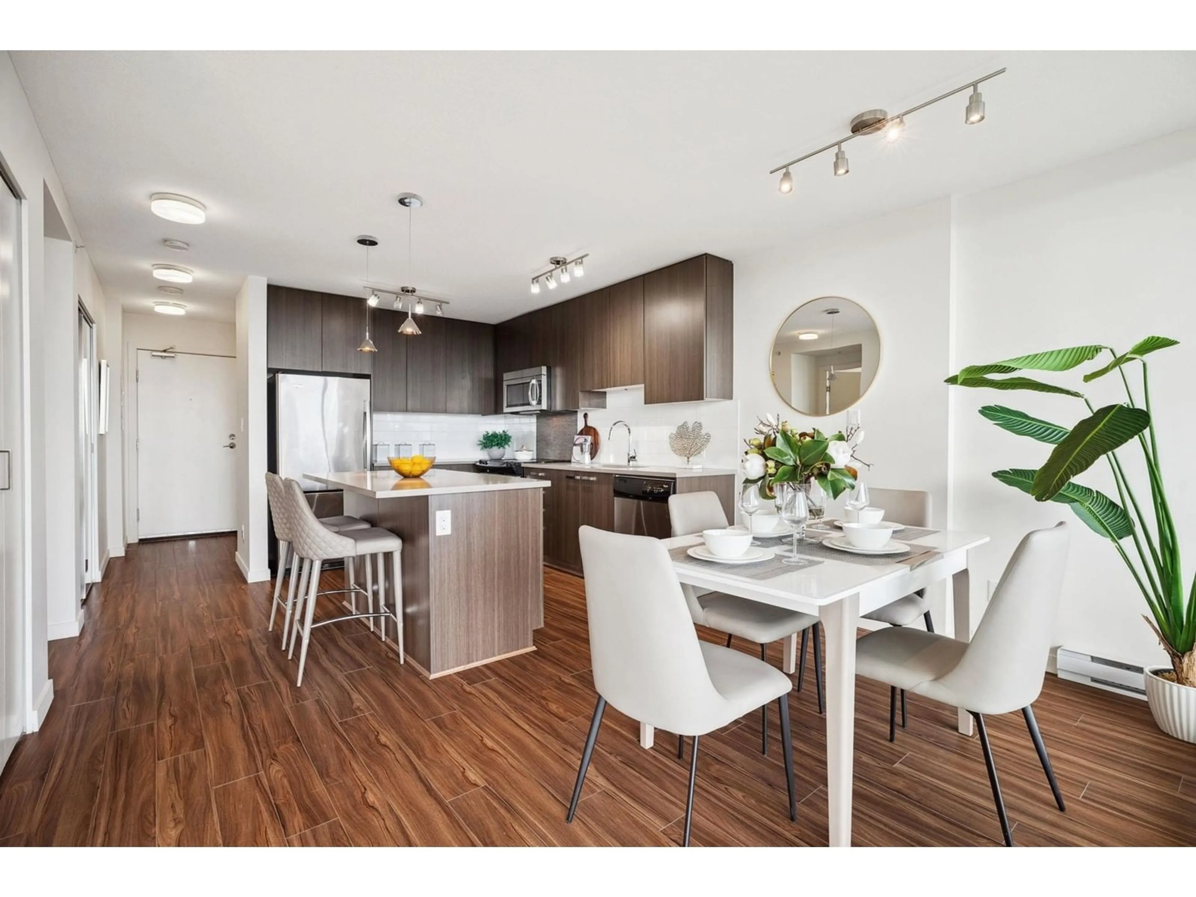 Open concept kitchen, wood/laminate floor for 3208 - 13325 102A, Surrey British Columbia V3T0J5