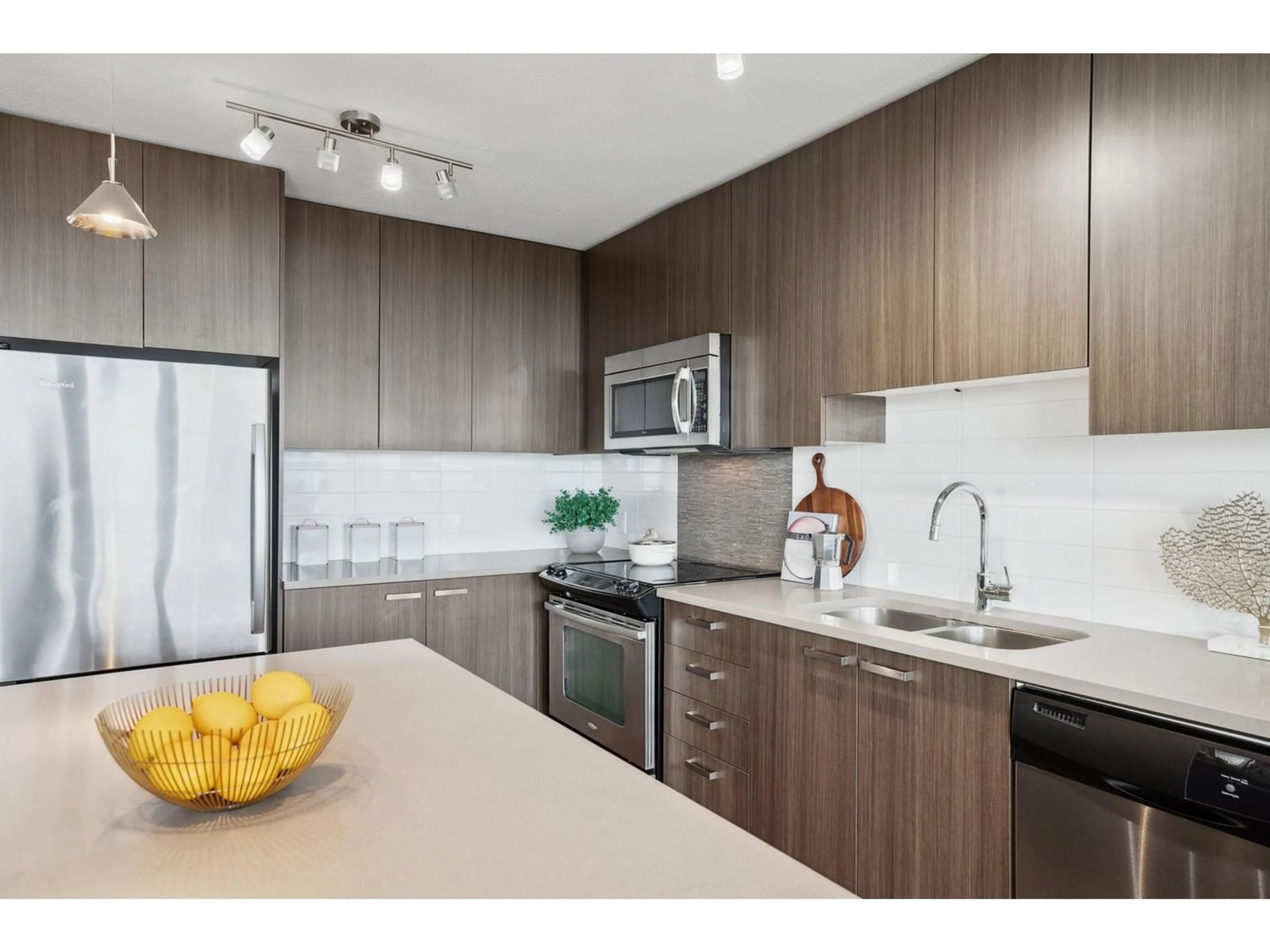 Standard kitchen, unknown for 3208 - 13325 102A, Surrey British Columbia V3T0J5