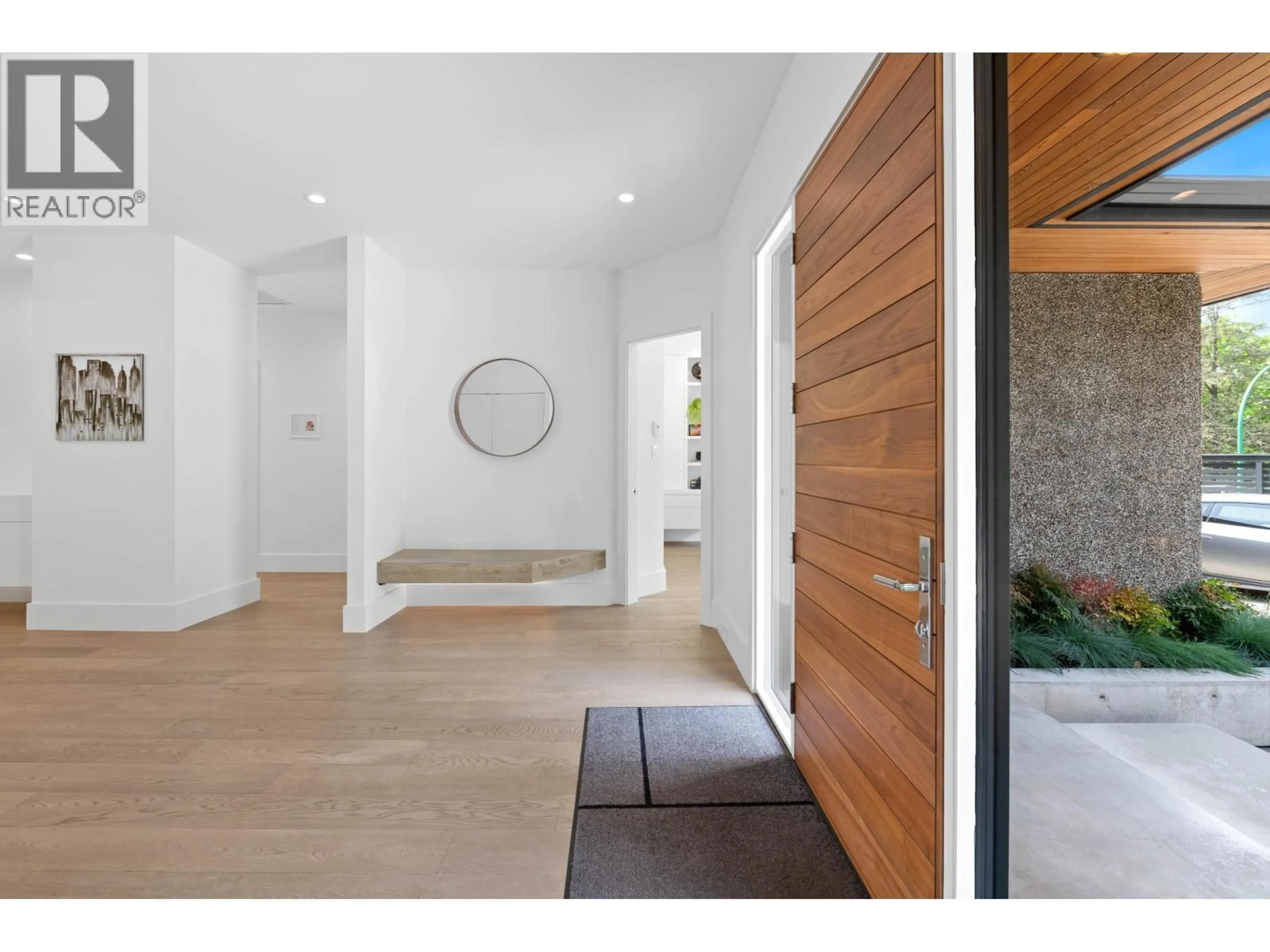 Indoor entryway for 2381 WINDRIDGE DRIVE, North Vancouver British Columbia V7H1B6