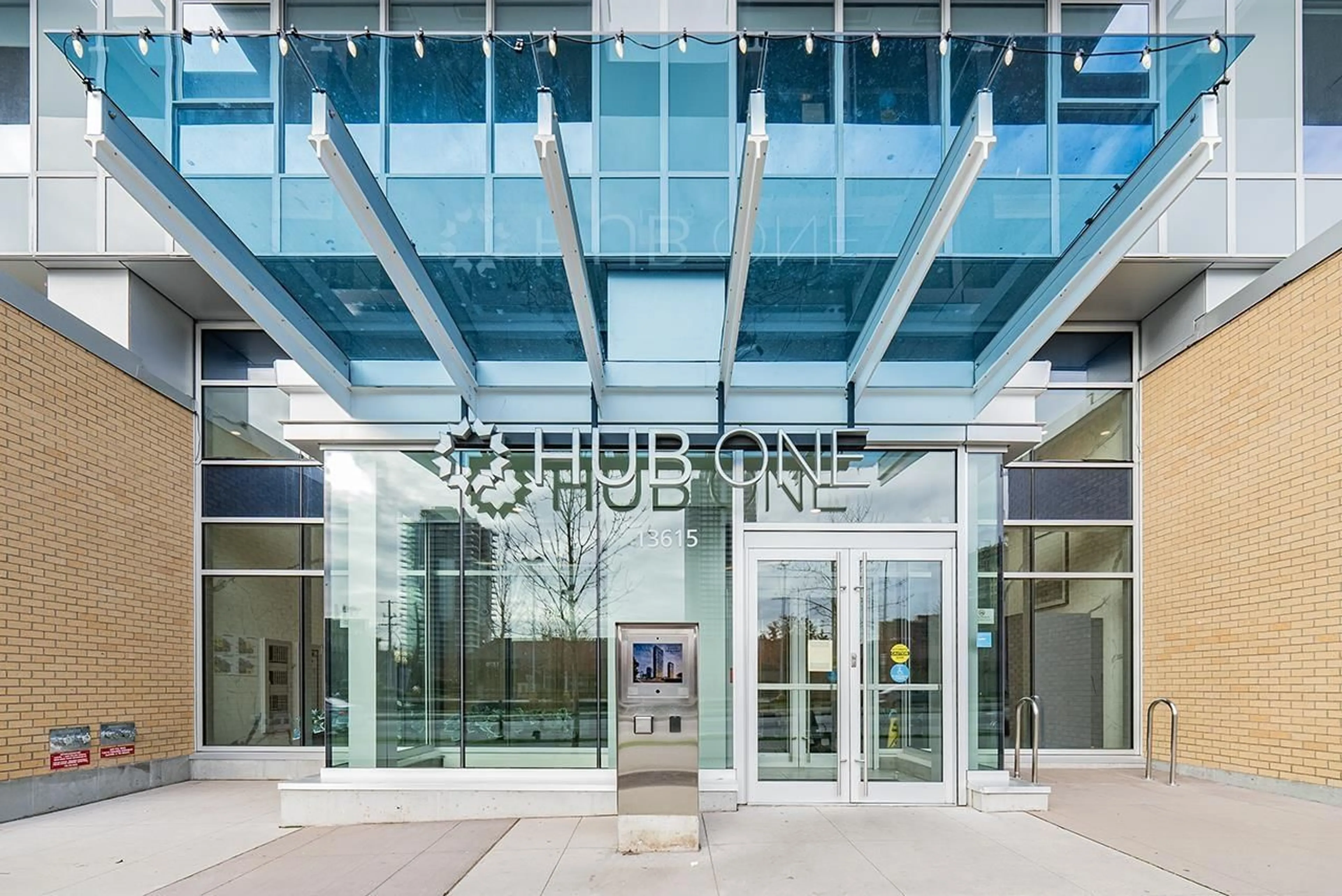 Indoor foyer for 1502 - 13615 FRASER, Surrey British Columbia V3T0P7