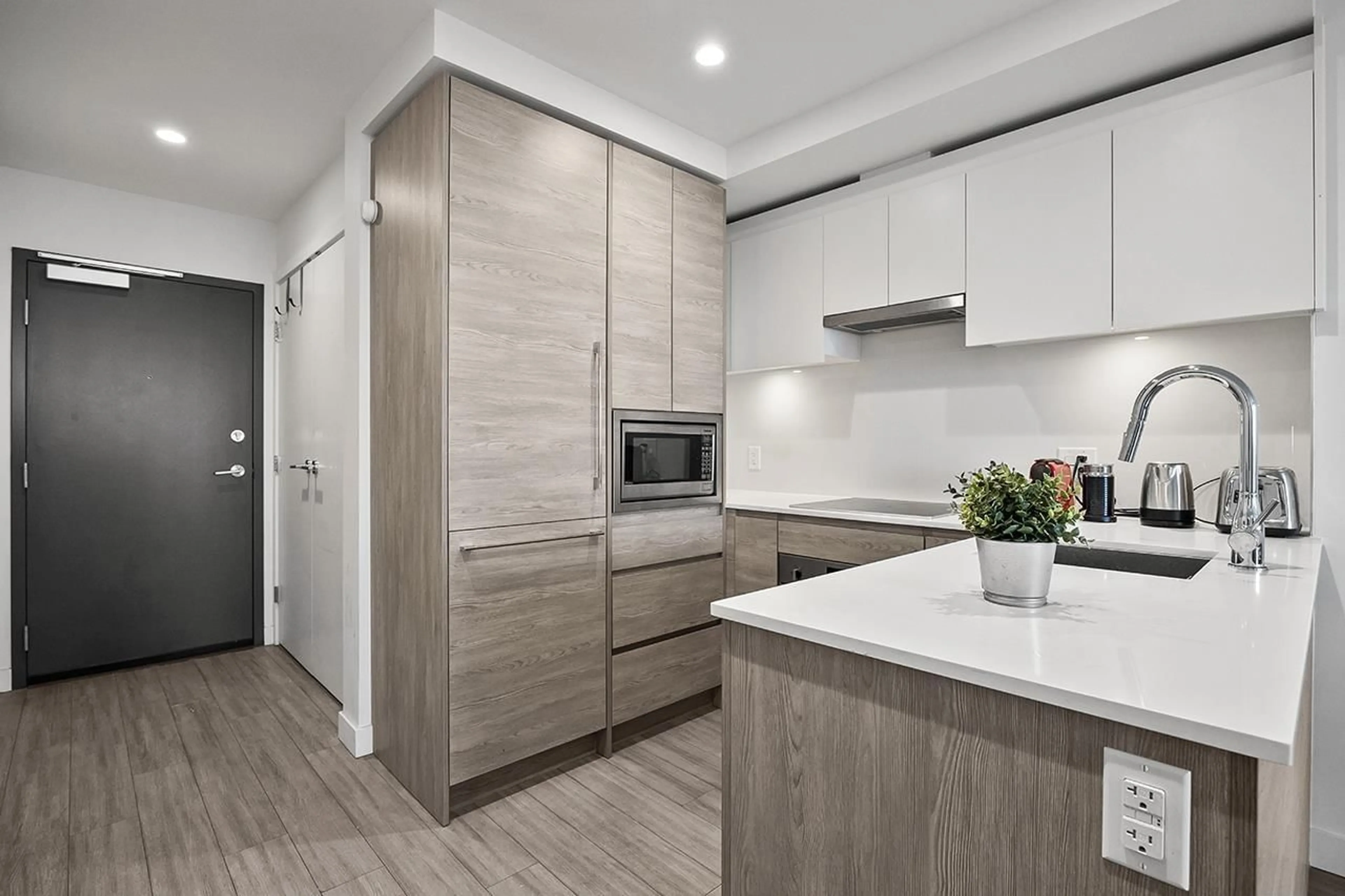 Contemporary kitchen, unknown for 1502 - 13615 FRASER, Surrey British Columbia V3T0P7