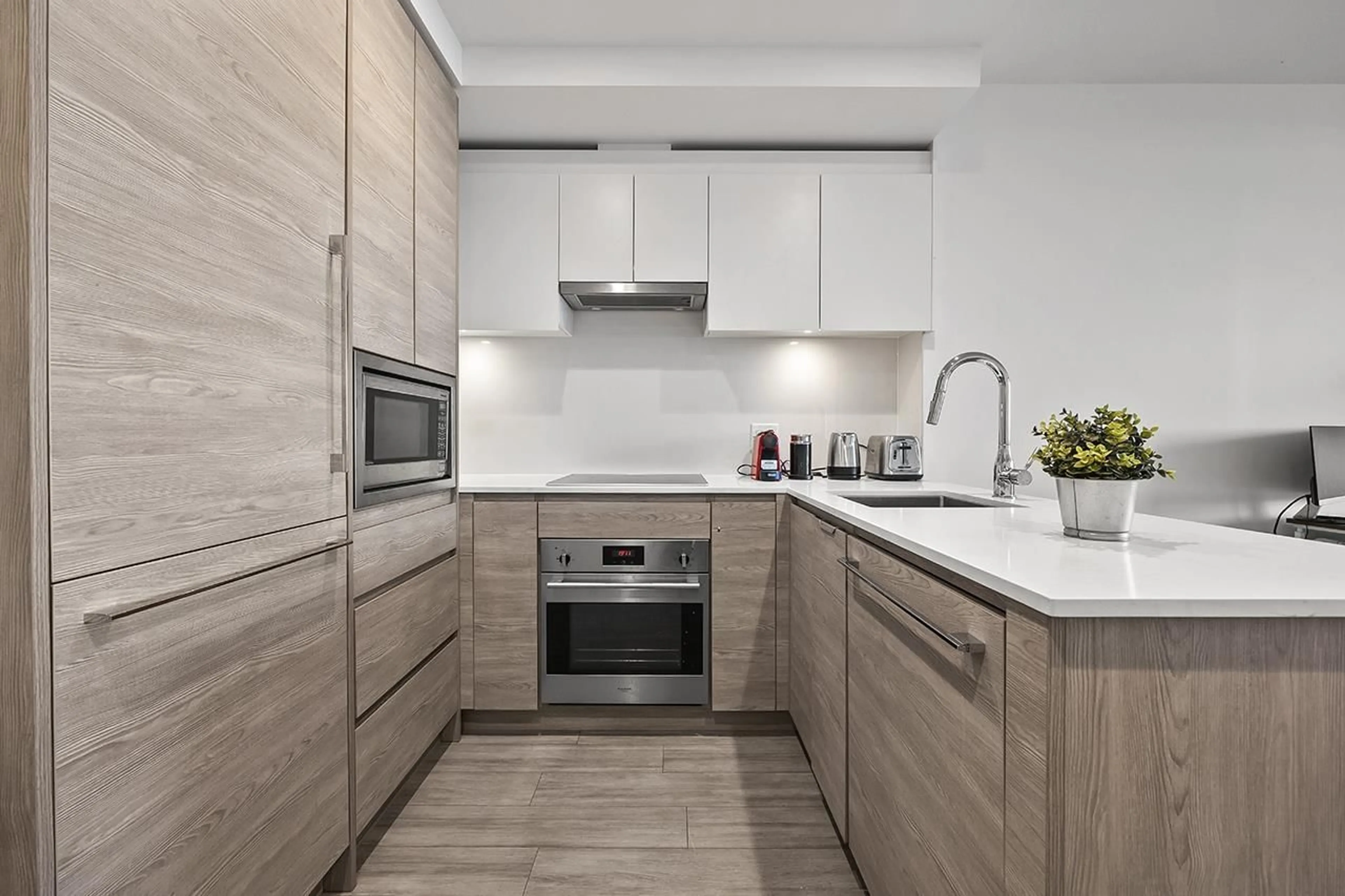Standard kitchen, unknown for 1502 - 13615 FRASER, Surrey British Columbia V3T0P7