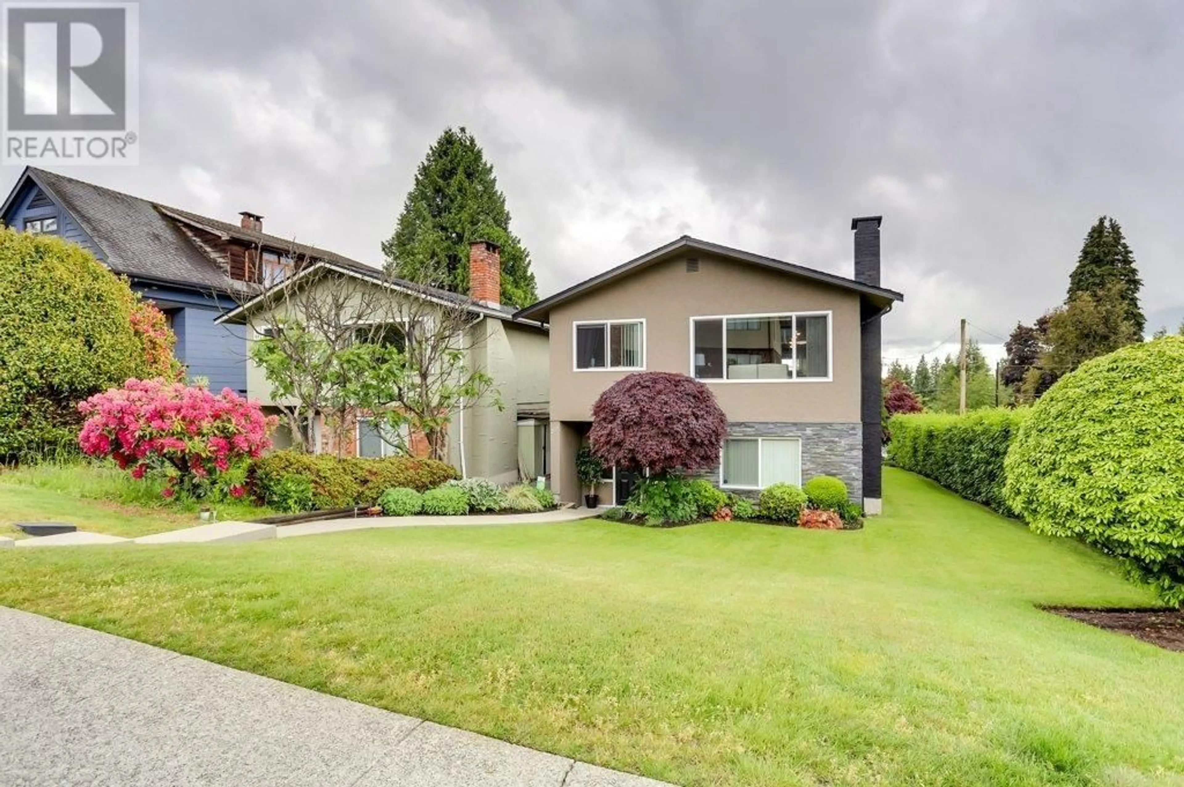 Home with vinyl exterior material, street for 205 28TH STREET, North Vancouver British Columbia V7N1C1