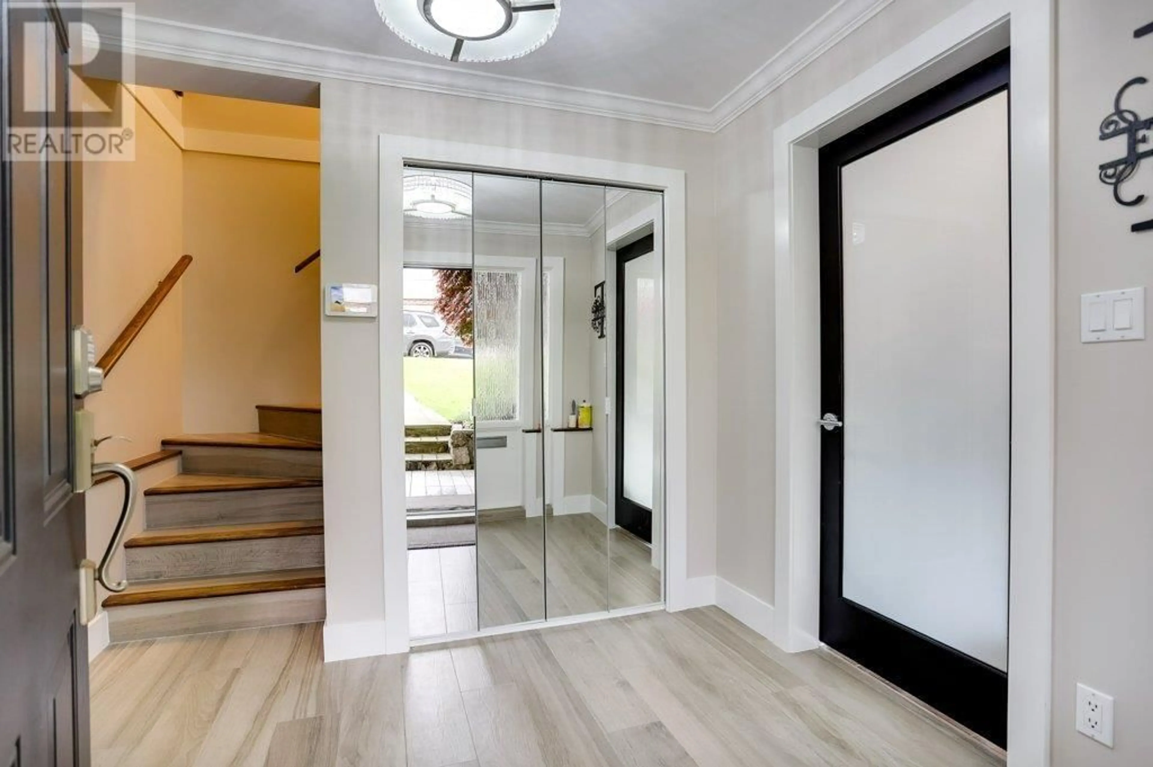 Indoor entryway for 205 28TH STREET, North Vancouver British Columbia V7N1C1