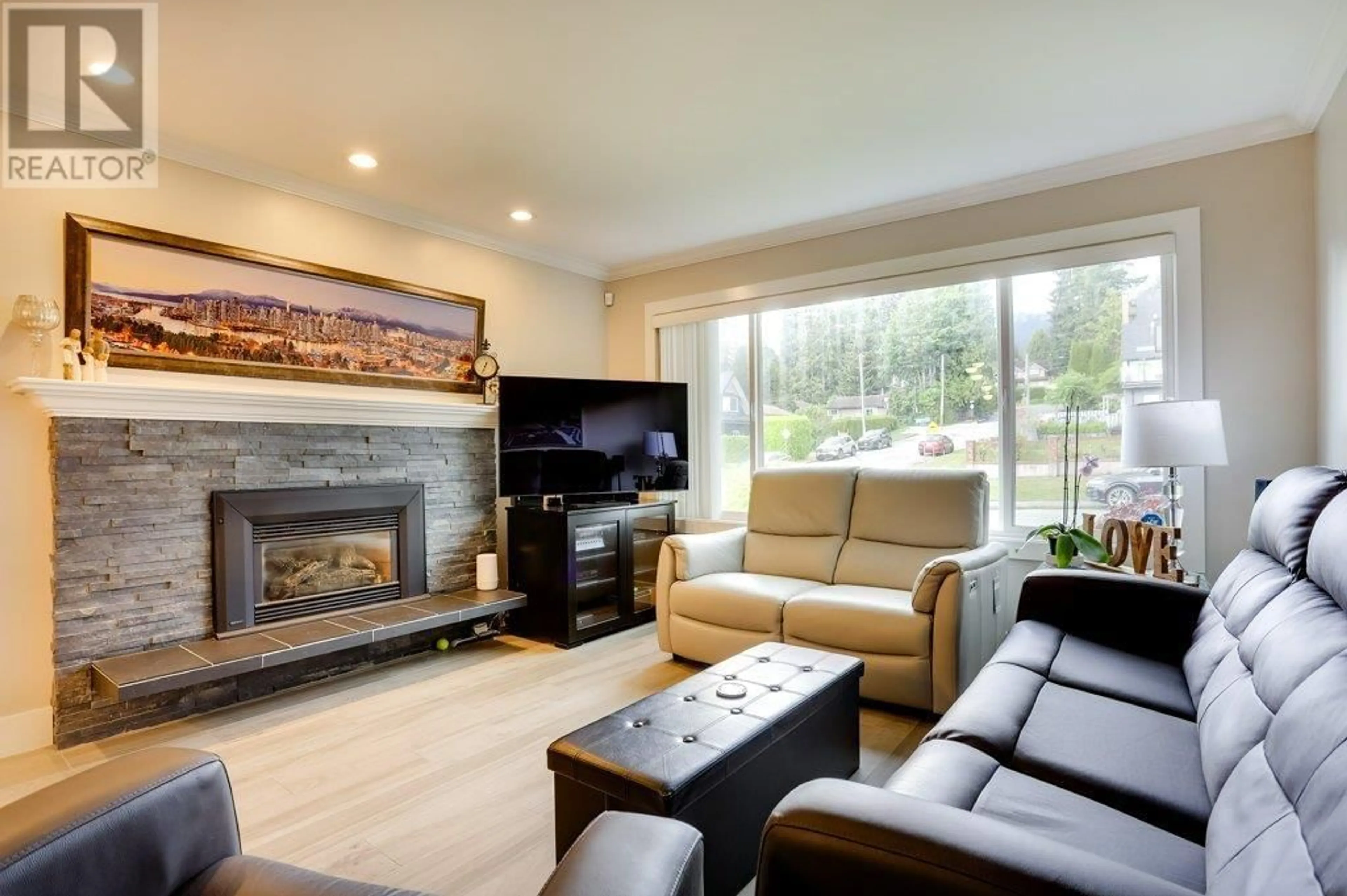 Living room with furniture, wood/laminate floor for 205 28TH STREET, North Vancouver British Columbia V7N1C1