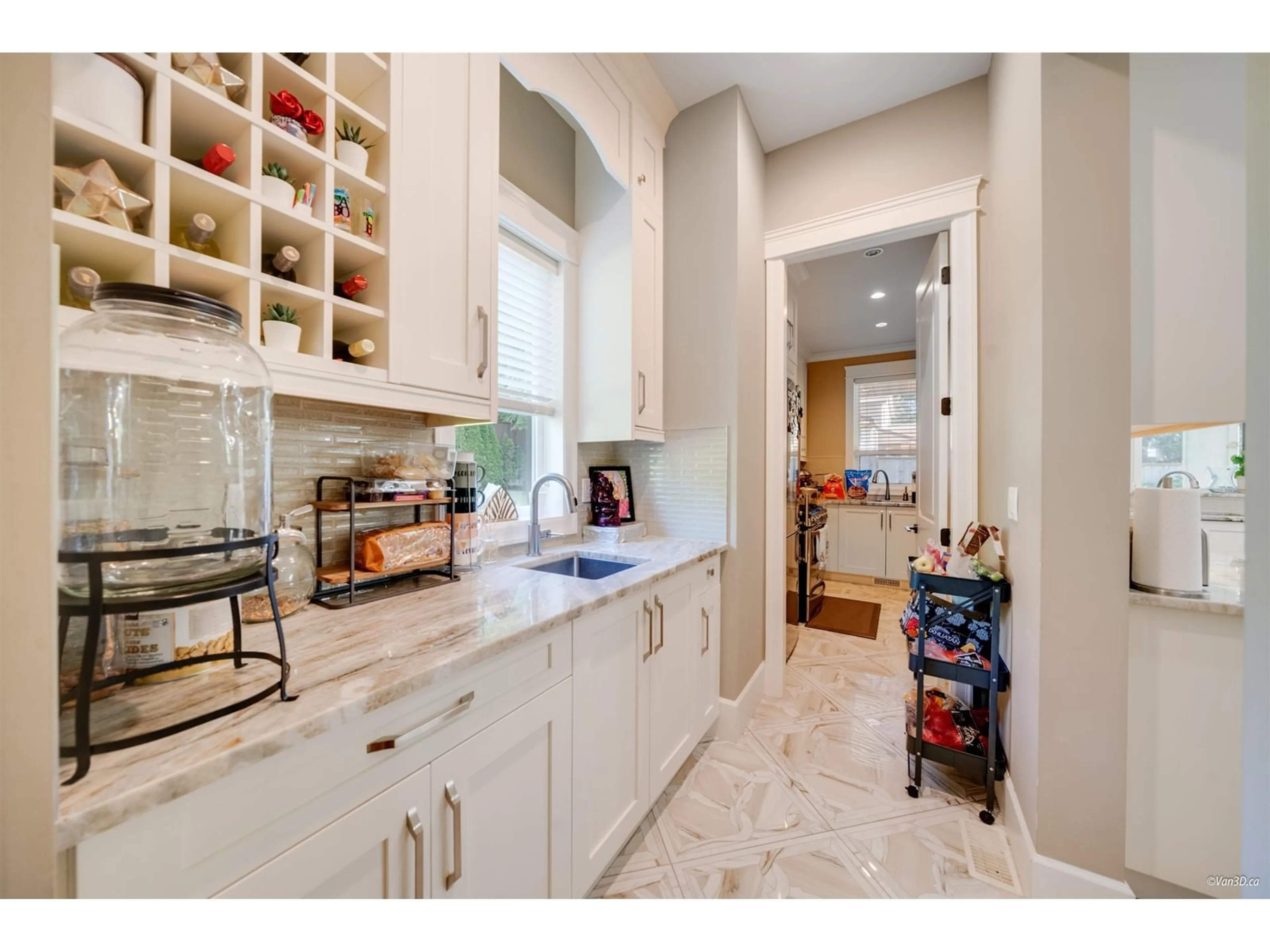 Open concept kitchen, ceramic/tile floor for 14428 33A, Surrey British Columbia V4P3R7