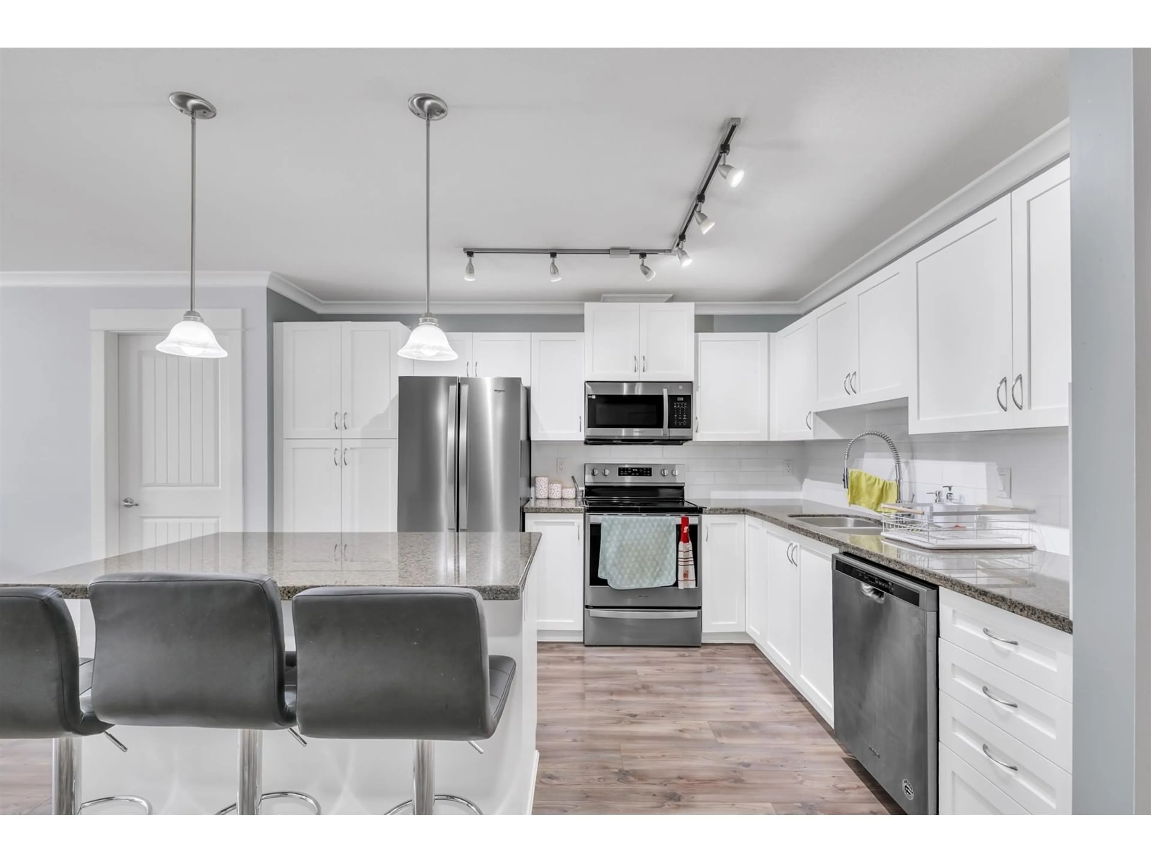 Open concept kitchen, ceramic/tile floor for 110 - 2990 BOULDER, Abbotsford British Columbia V2T3P8