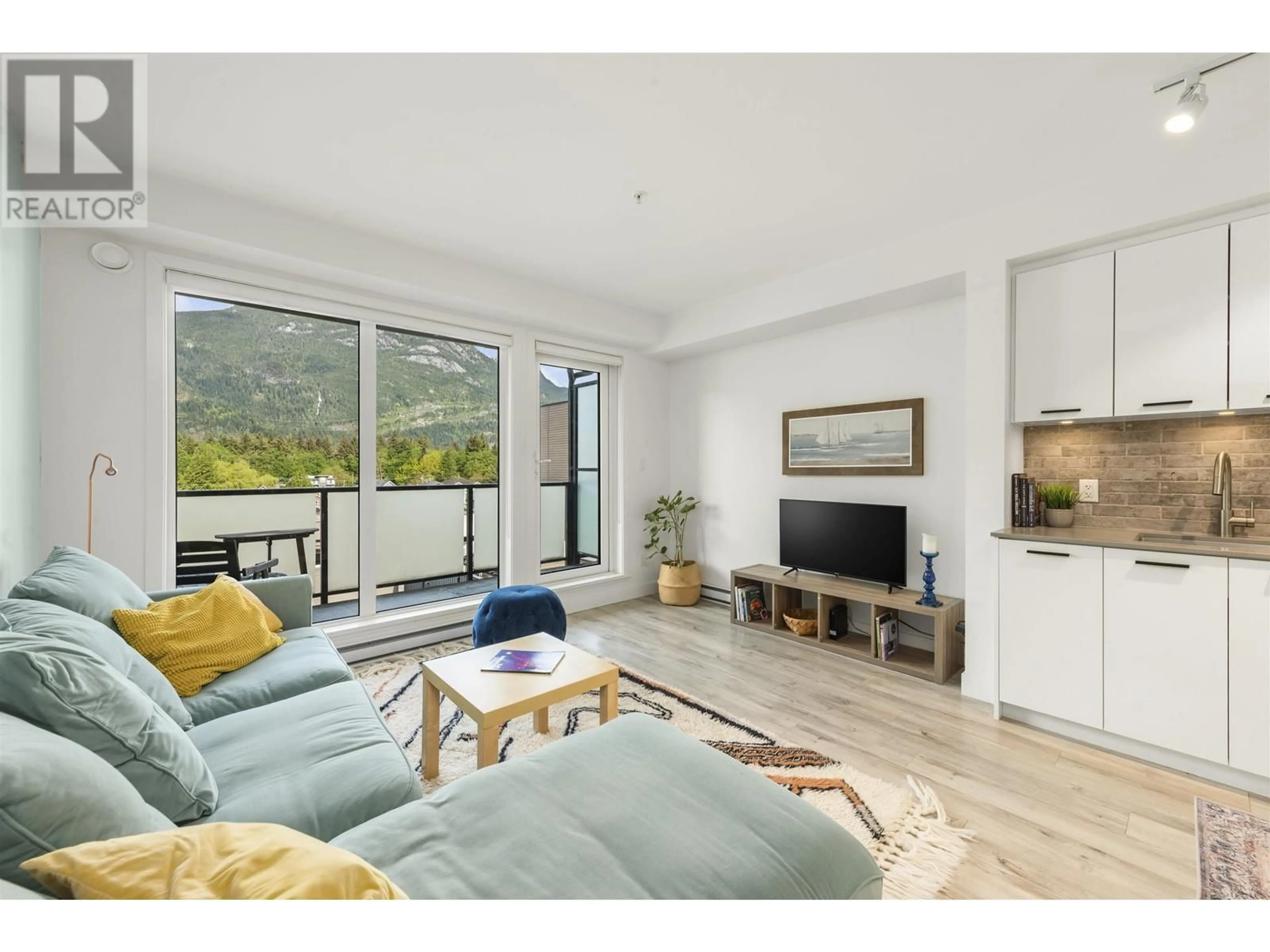 Living room with furniture, unknown for 503 - 38013 THIRD AVENUE, Squamish British Columbia V8B0Z8