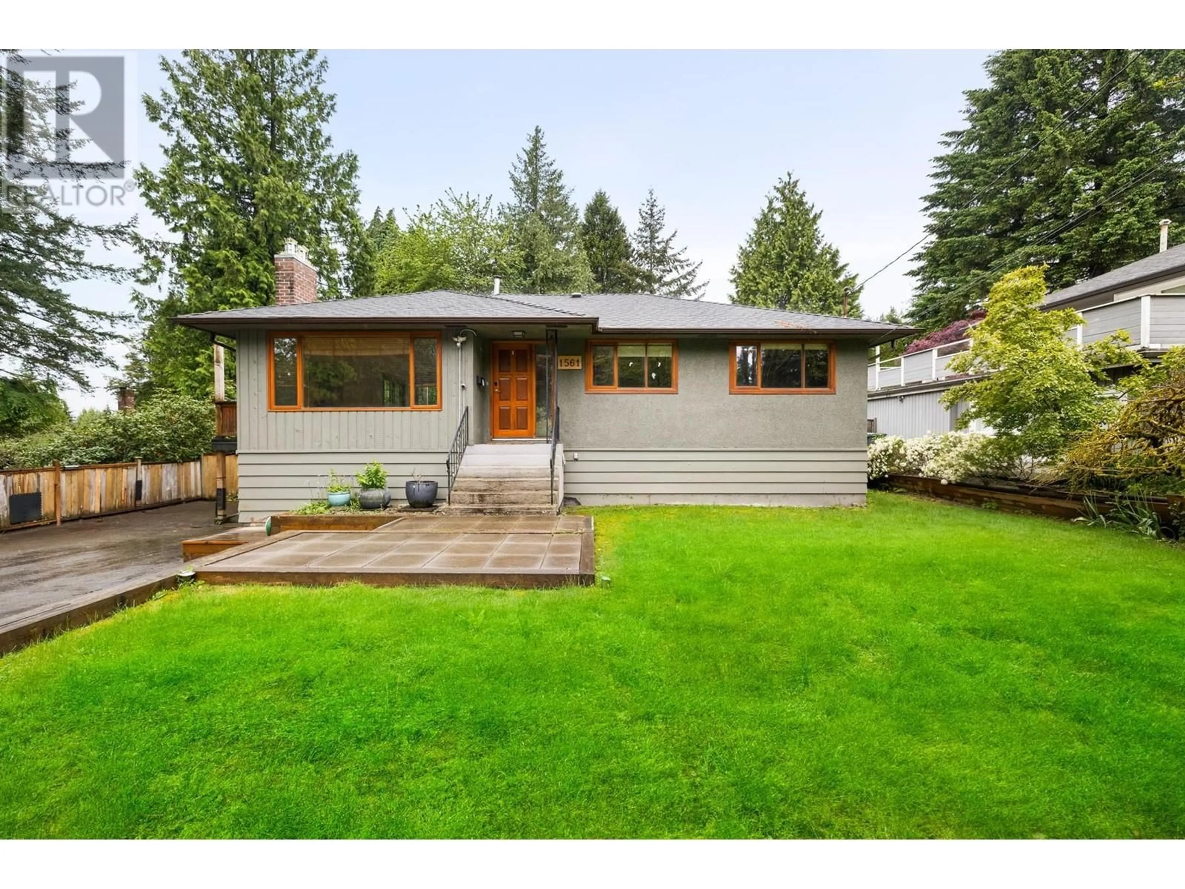 Home with vinyl exterior material, street for 1561 MERLYNN CRESCENT, North Vancouver British Columbia V7J2X9