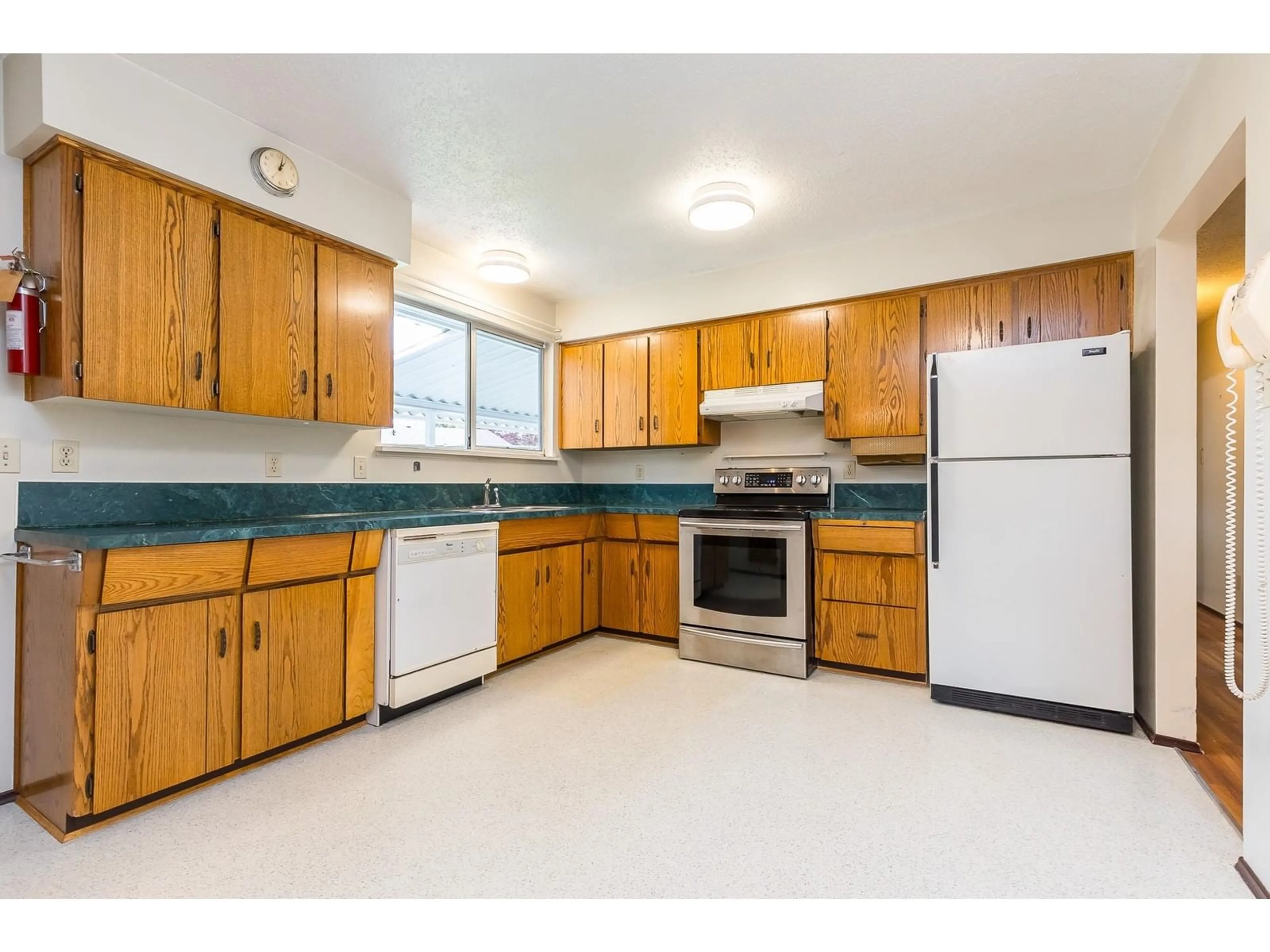 Standard kitchen, ceramic/tile floor for 34641 TUDOR, Abbotsford British Columbia V2S4X1