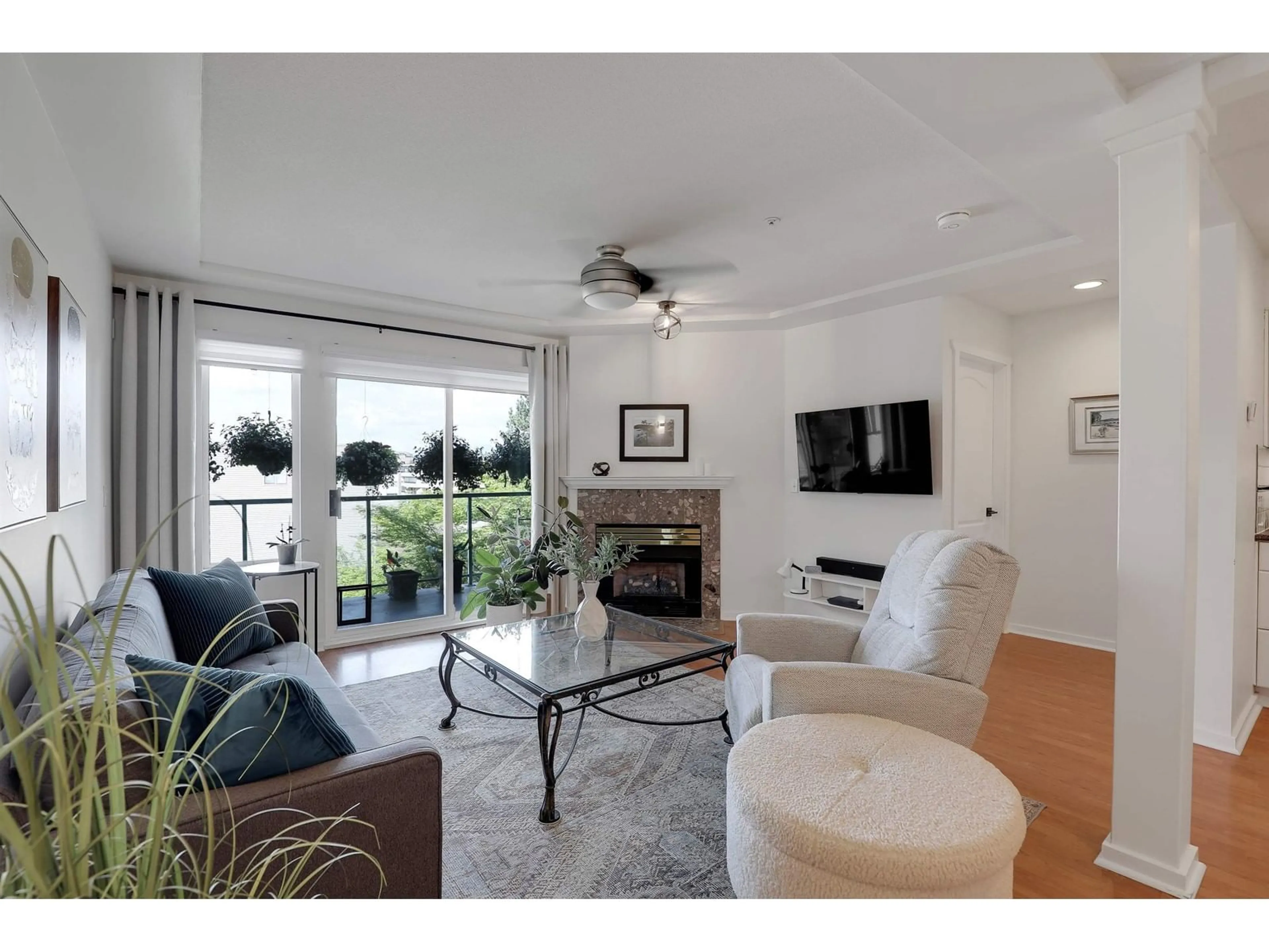 Living room with furniture, unknown for 406 - 20433 53, Langley British Columbia V3A7A6