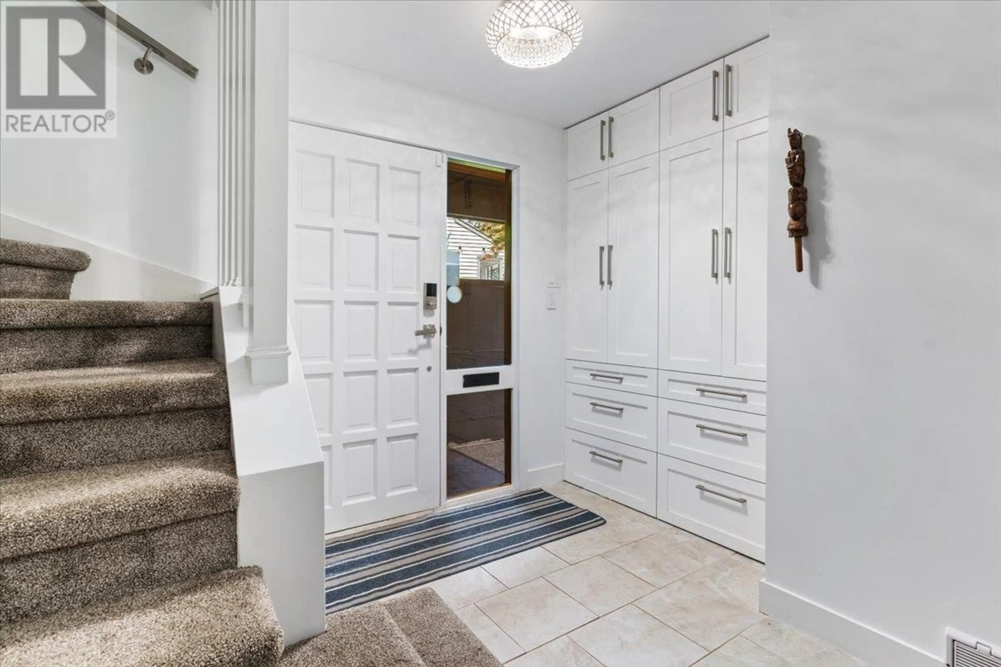 Indoor entryway for 818 FREDERICK ROAD, North Vancouver British Columbia V7K2Y3