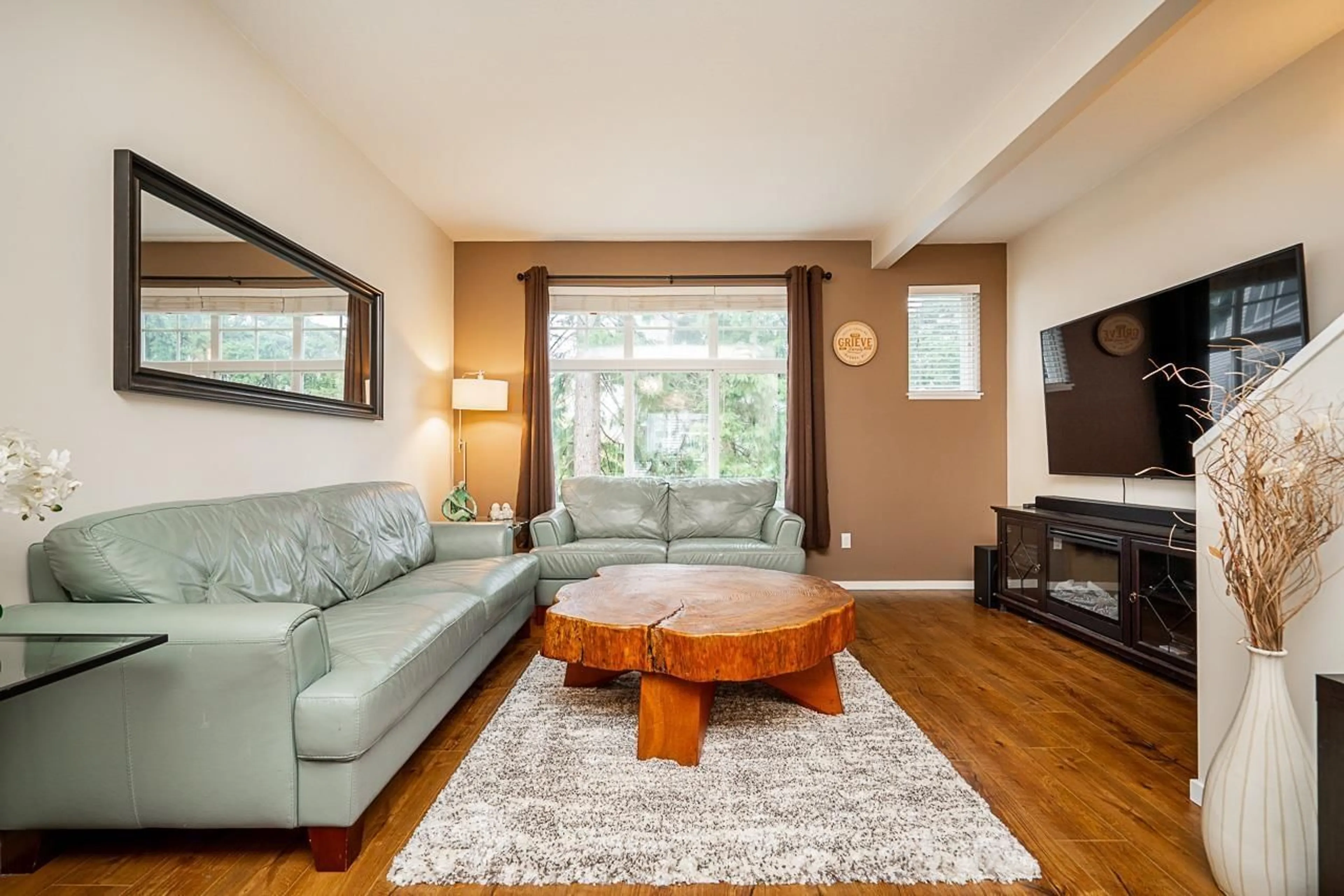 Living room with furniture, wood/laminate floor for 94 - 5858 142, Surrey British Columbia V3X0H2