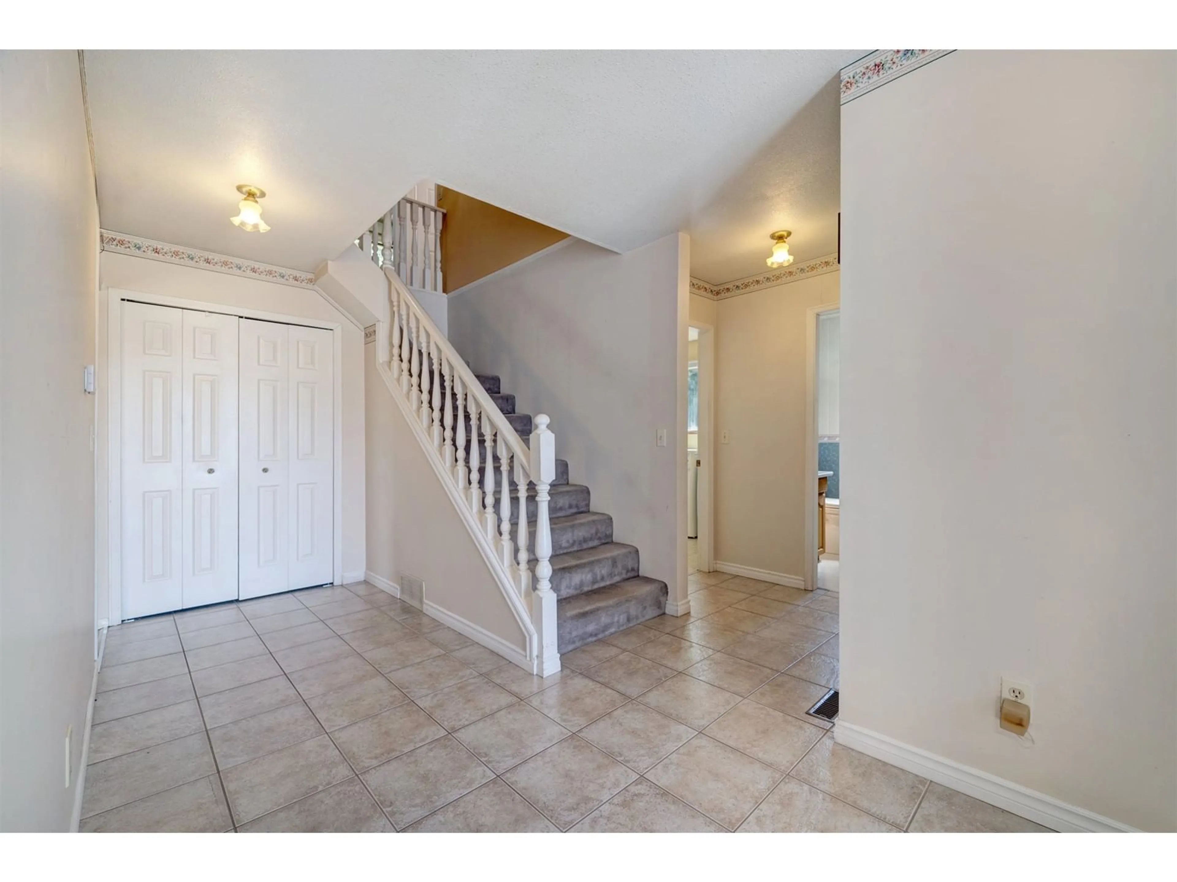 Indoor foyer for 16097 10, Surrey British Columbia V4A1A7