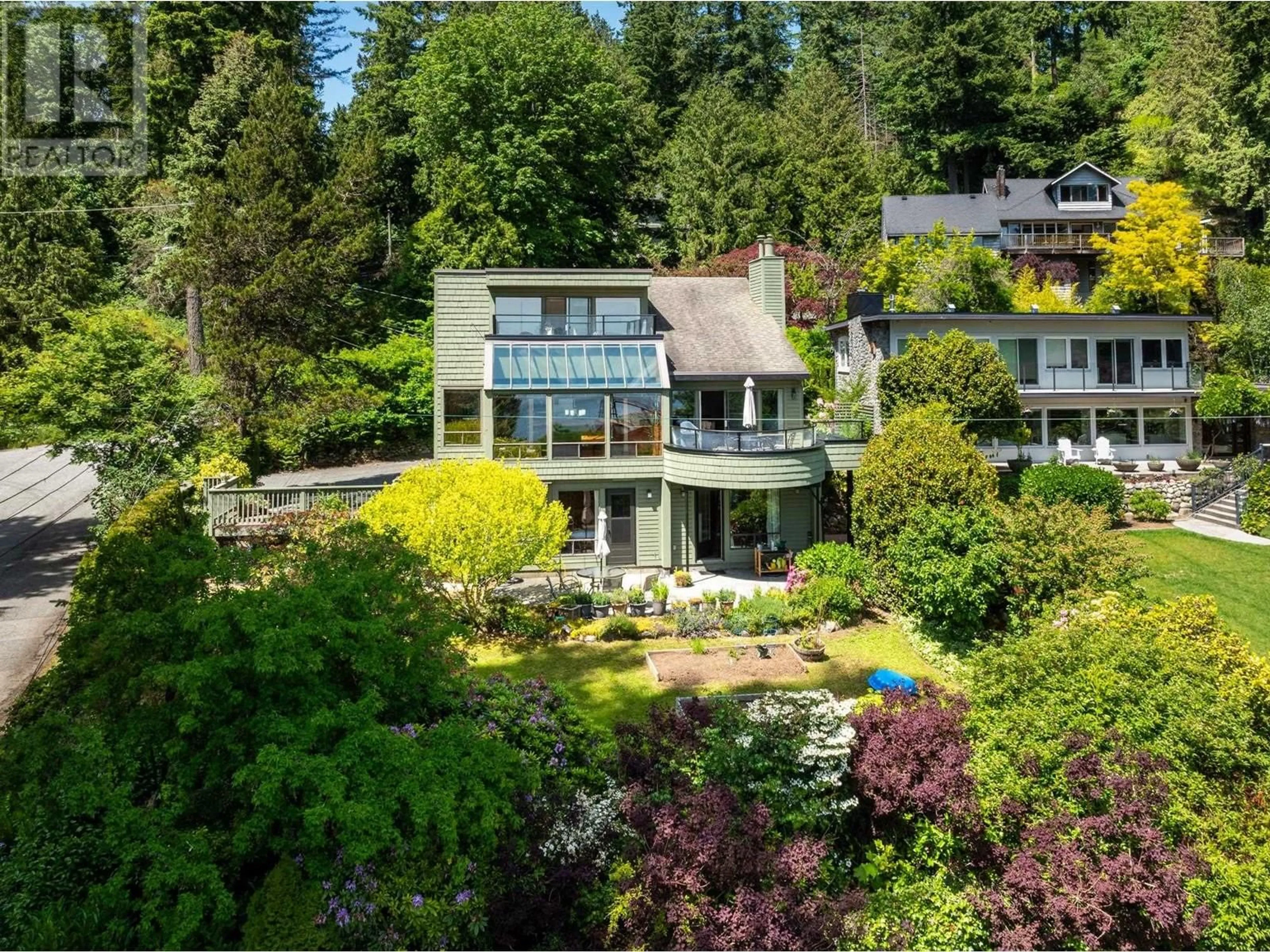 A pic from outside/outdoor area/front of a property/back of a property/a pic from drone, unknown for 4807 THE DALE, West Vancouver British Columbia V7W1K2