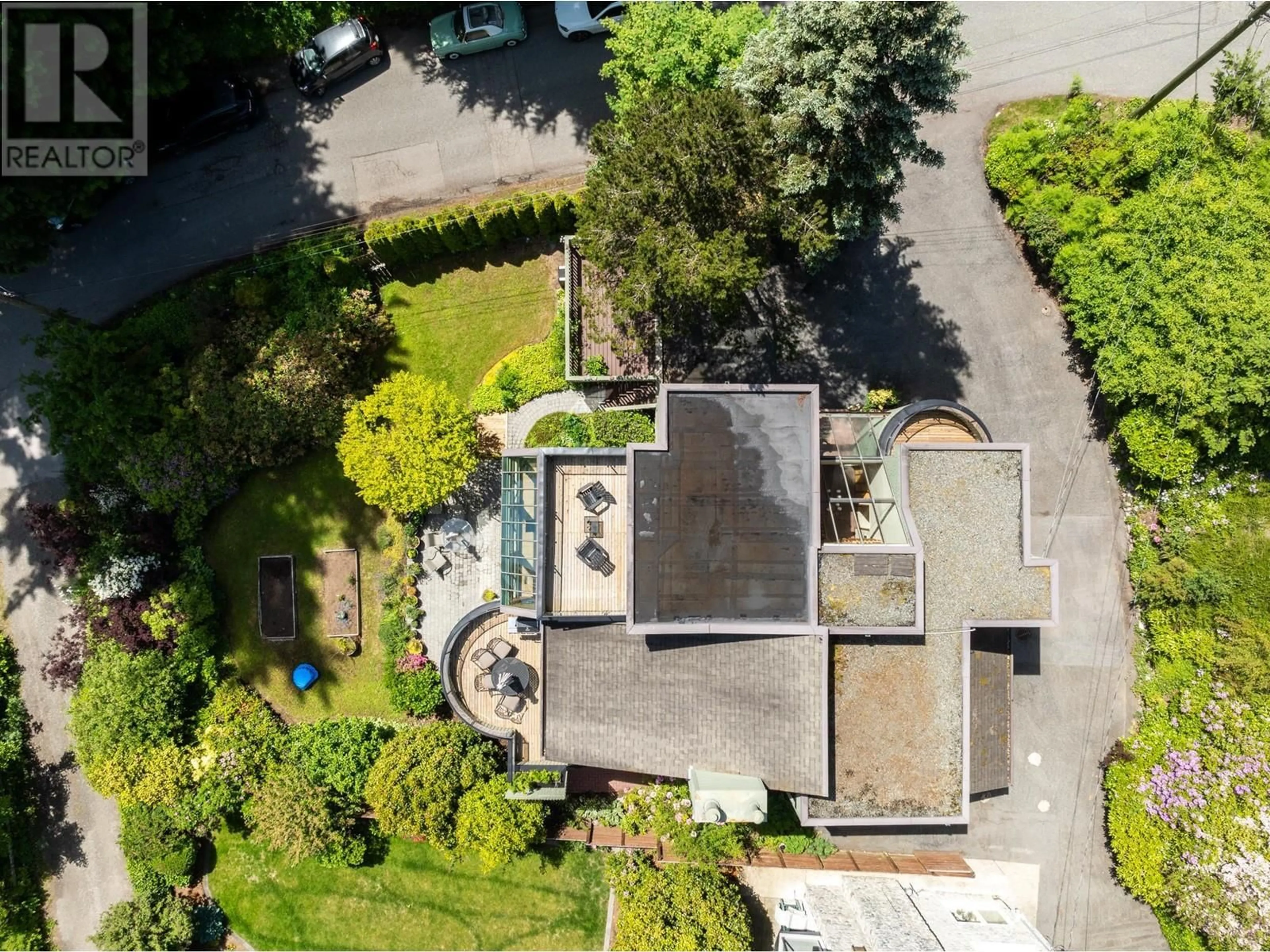 A pic from outside/outdoor area/front of a property/back of a property/a pic from drone, street for 4807 THE DALE, West Vancouver British Columbia V7W1K2