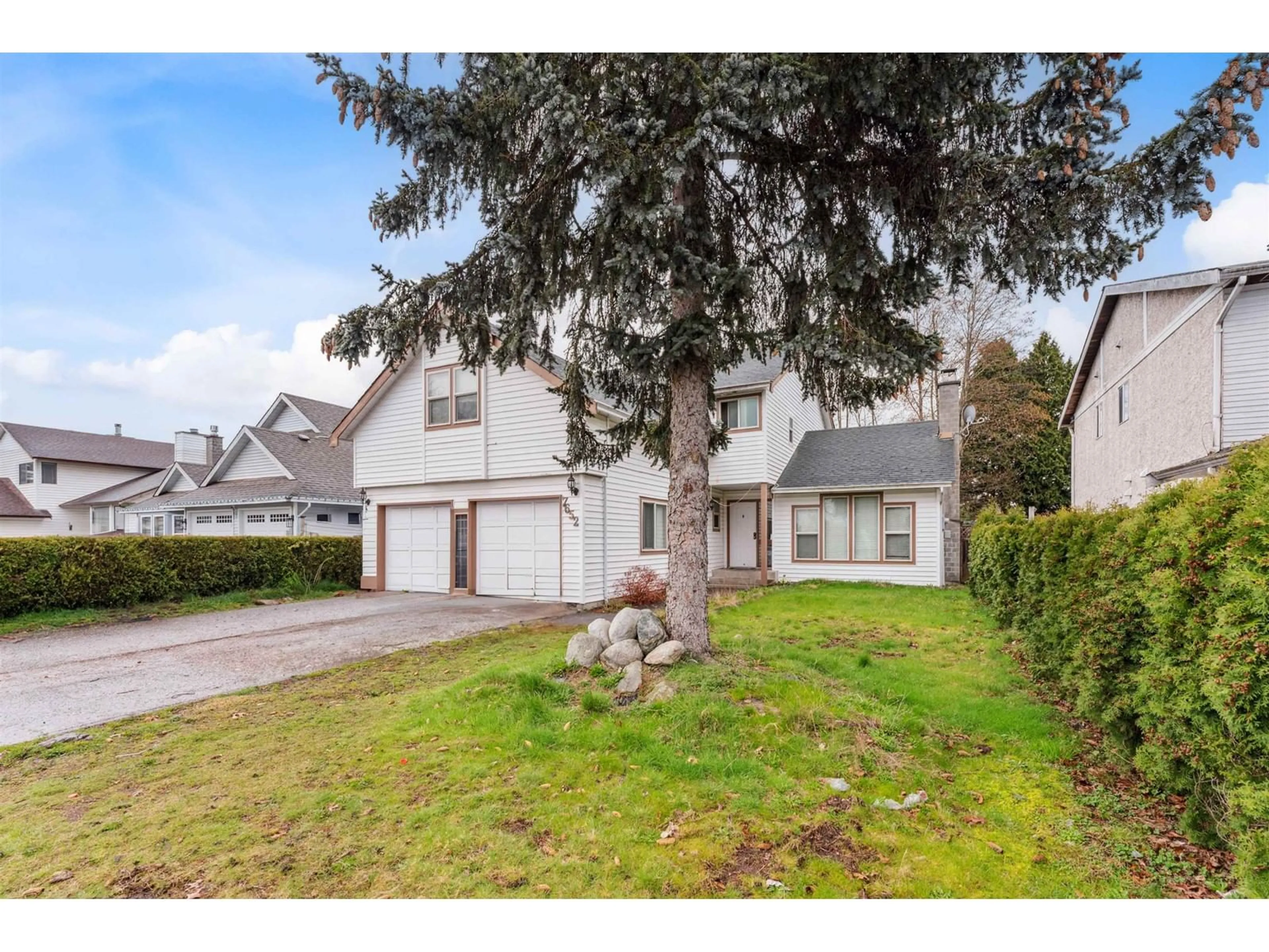 A pic from outside/outdoor area/front of a property/back of a property/a pic from drone, street for 7652 124, Surrey British Columbia V3W3X5