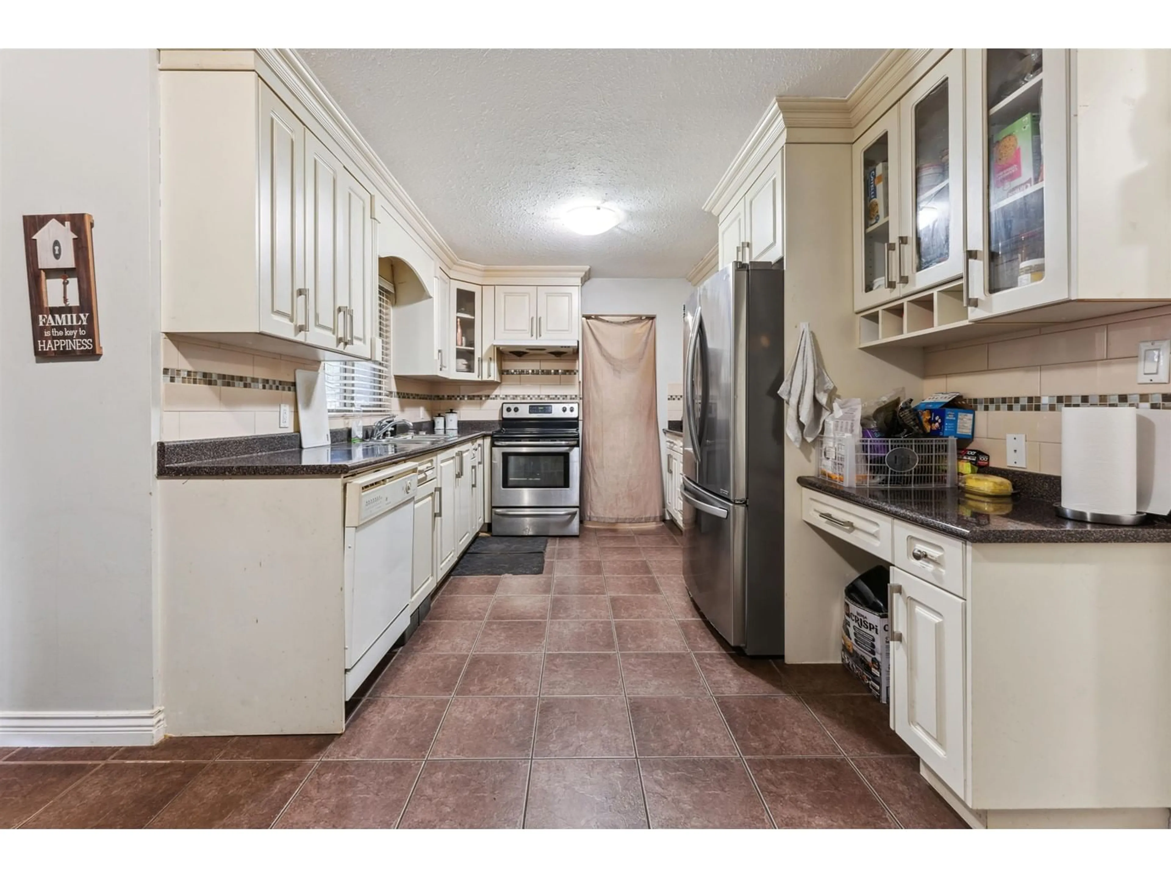 Standard kitchen, ceramic/tile floor for 7652 124, Surrey British Columbia V3W3X5