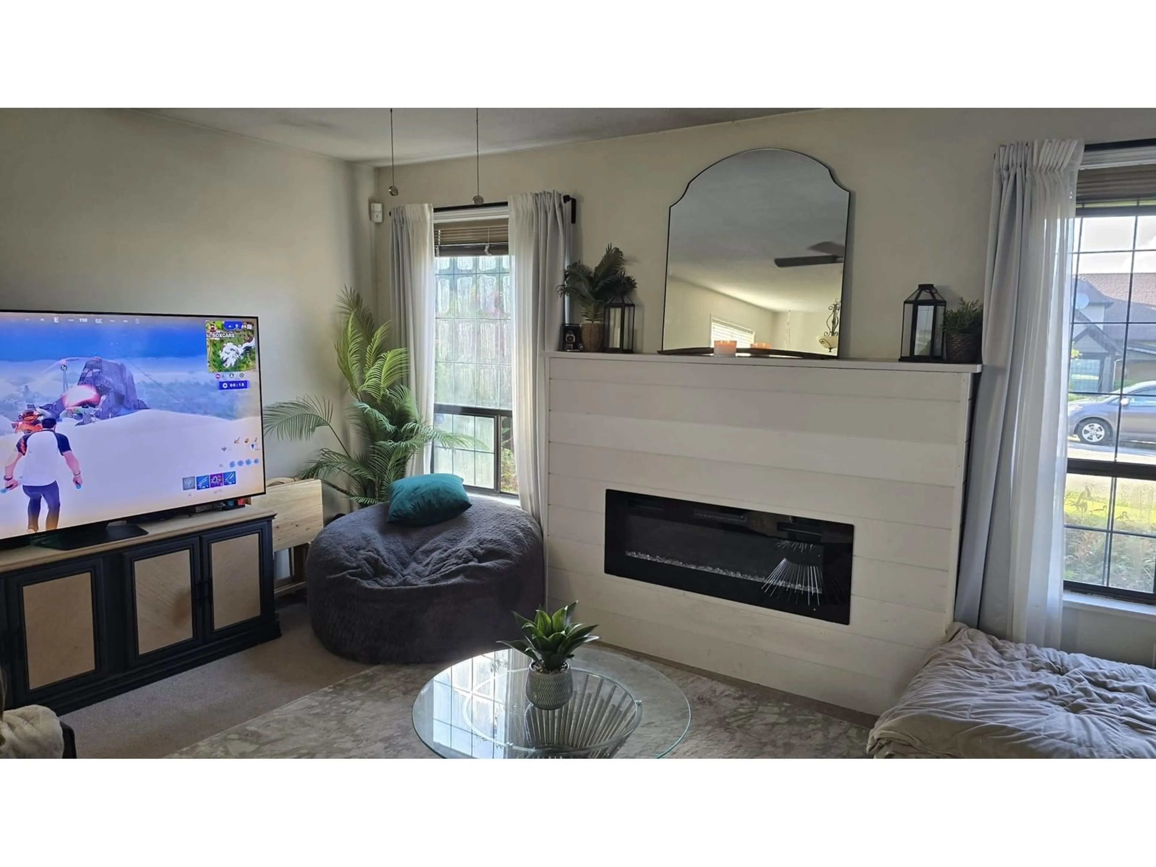 Living room with furniture, unknown for 14776 60A, Surrey British Columbia V3S1W1