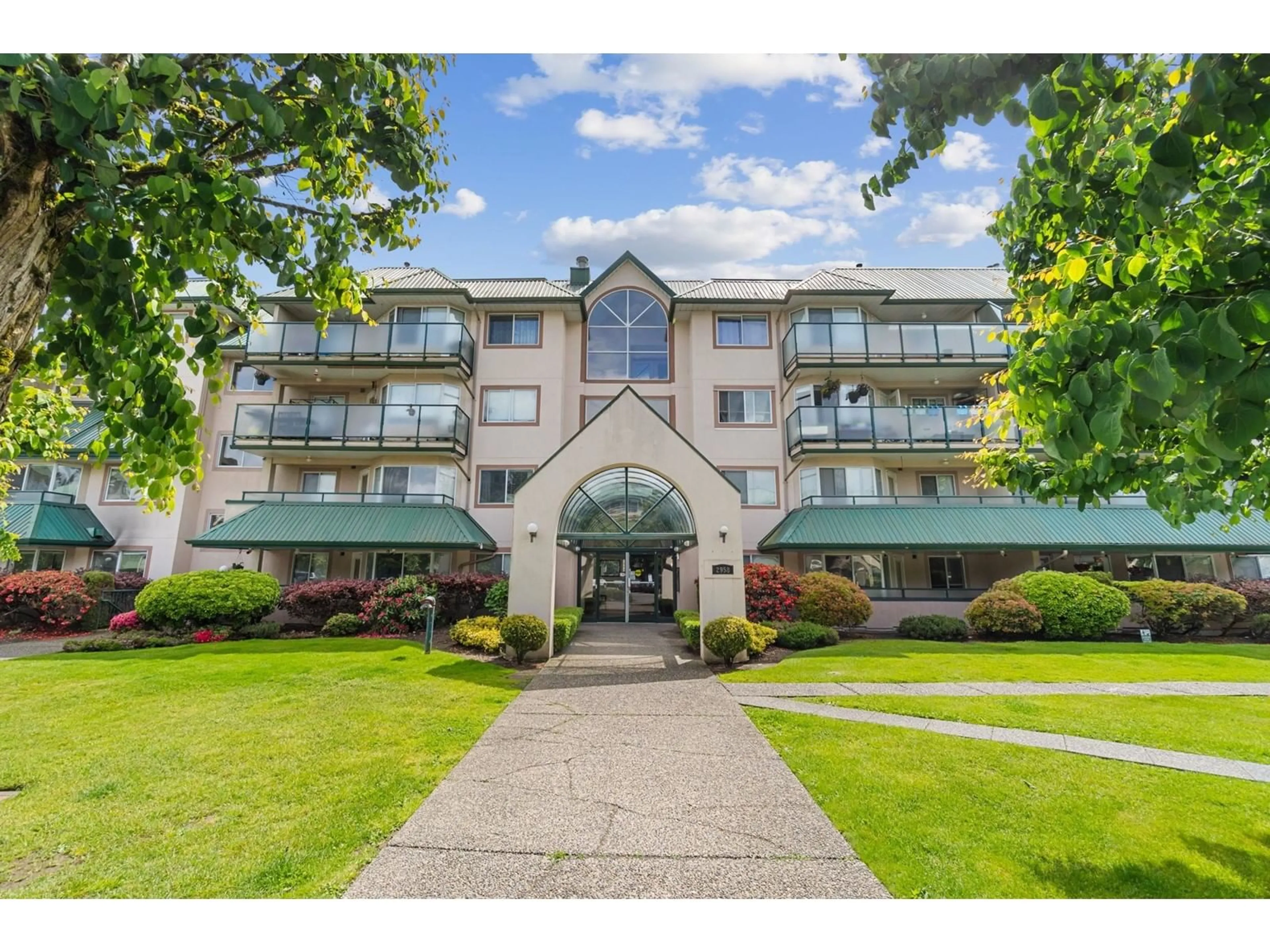 Indoor foyer for 102 - 2958 TRETHEWEY, Abbotsford British Columbia V2T6P6