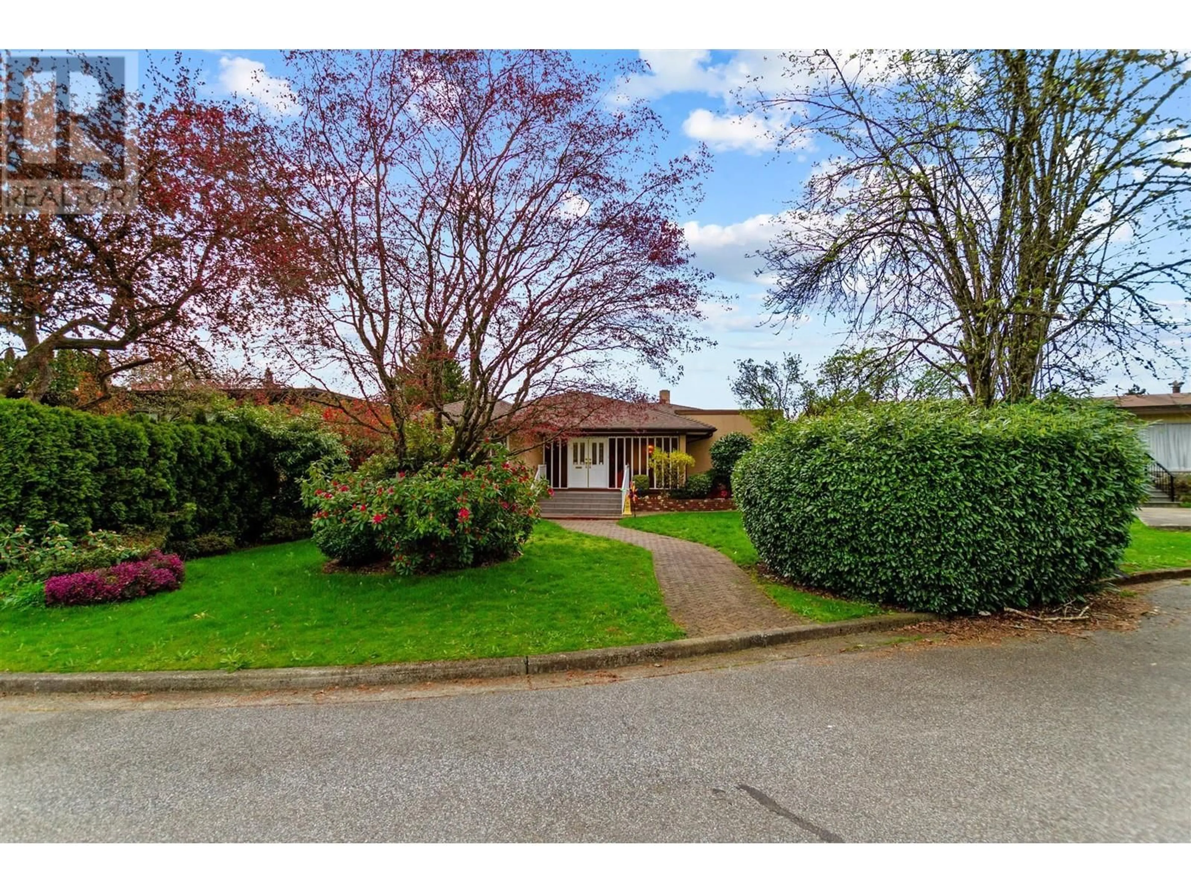 A pic from outside/outdoor area/front of a property/back of a property/a pic from drone, street for 768 53RD AVENUE, Vancouver British Columbia V6P1K4