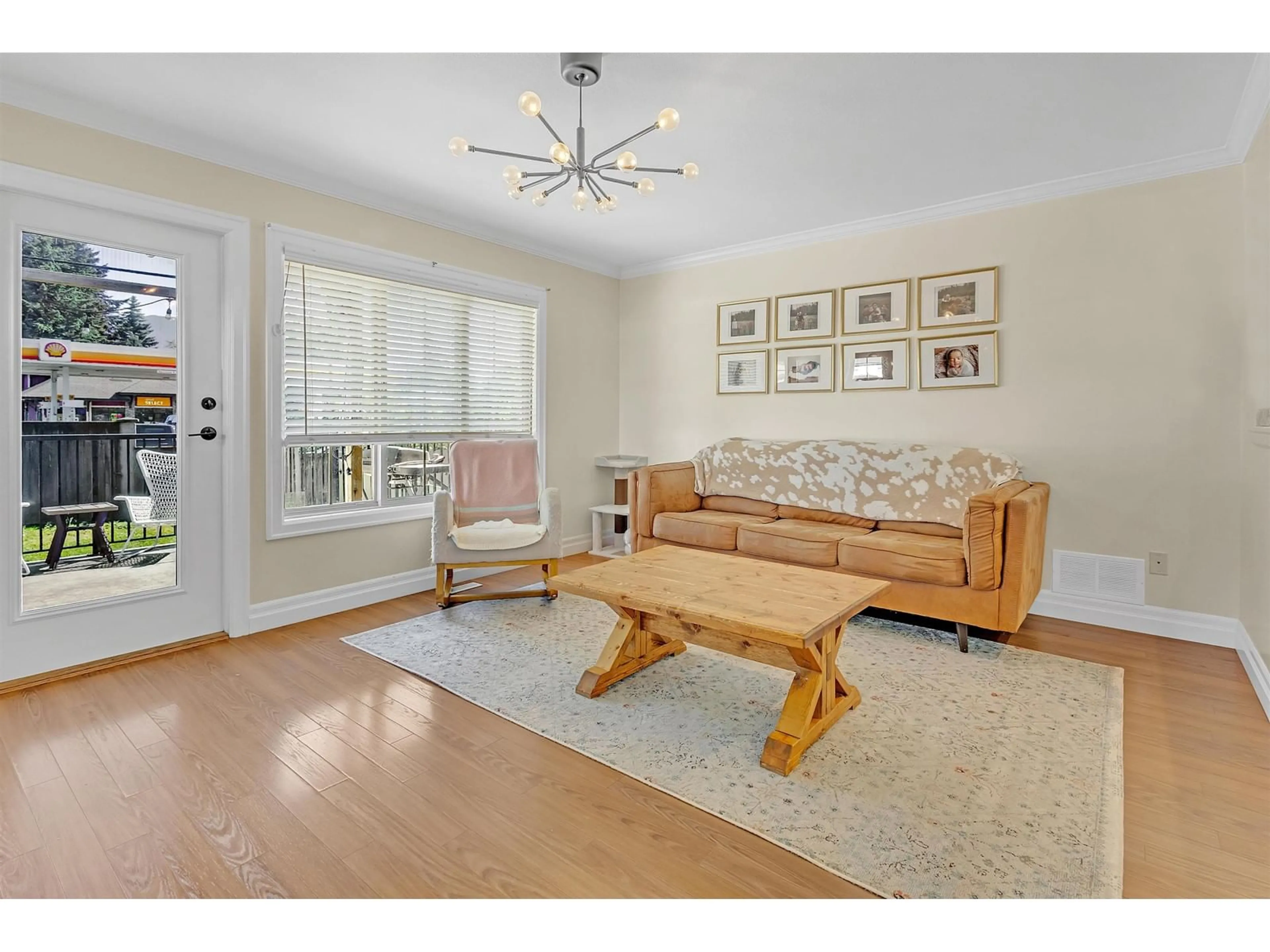 Living room with furniture, wood/laminate floor for 34 - 6450 BLACKWOOD LANE, Chilliwack British Columbia V2R5Z3