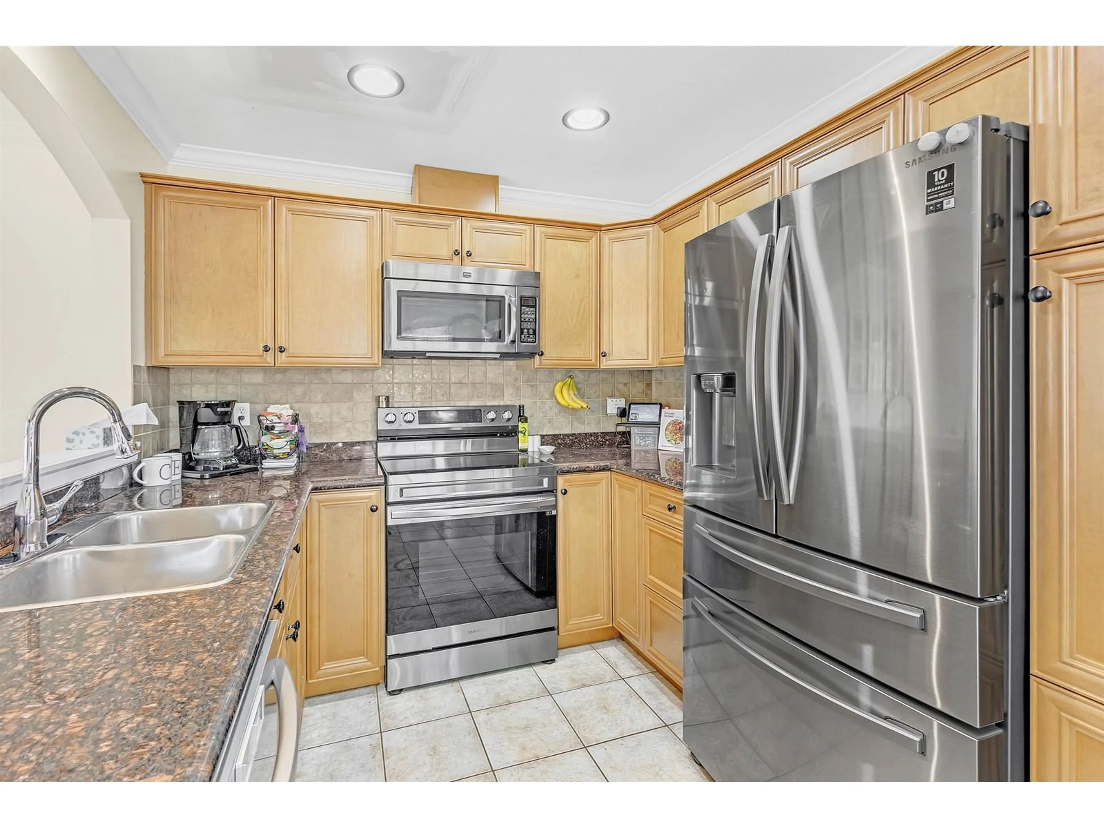 Standard kitchen, ceramic/tile floor for 34 - 6450 BLACKWOOD LANE, Chilliwack British Columbia V2R5Z3