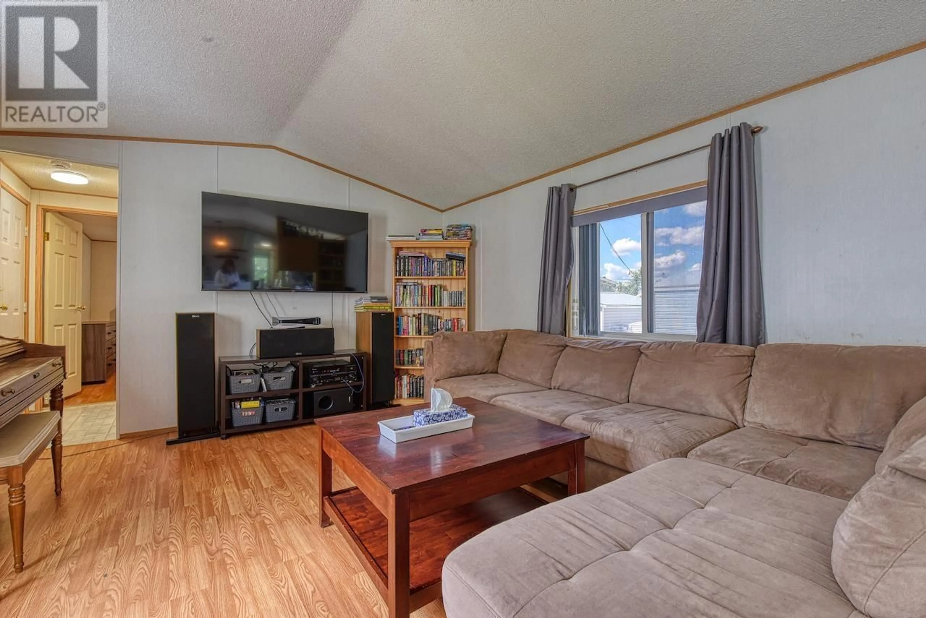 Living room with furniture, wood/laminate floor for 7 - 997 CHILCOTIN HWY 20 HIGHWAY, Williams Lake British Columbia V2G4X6