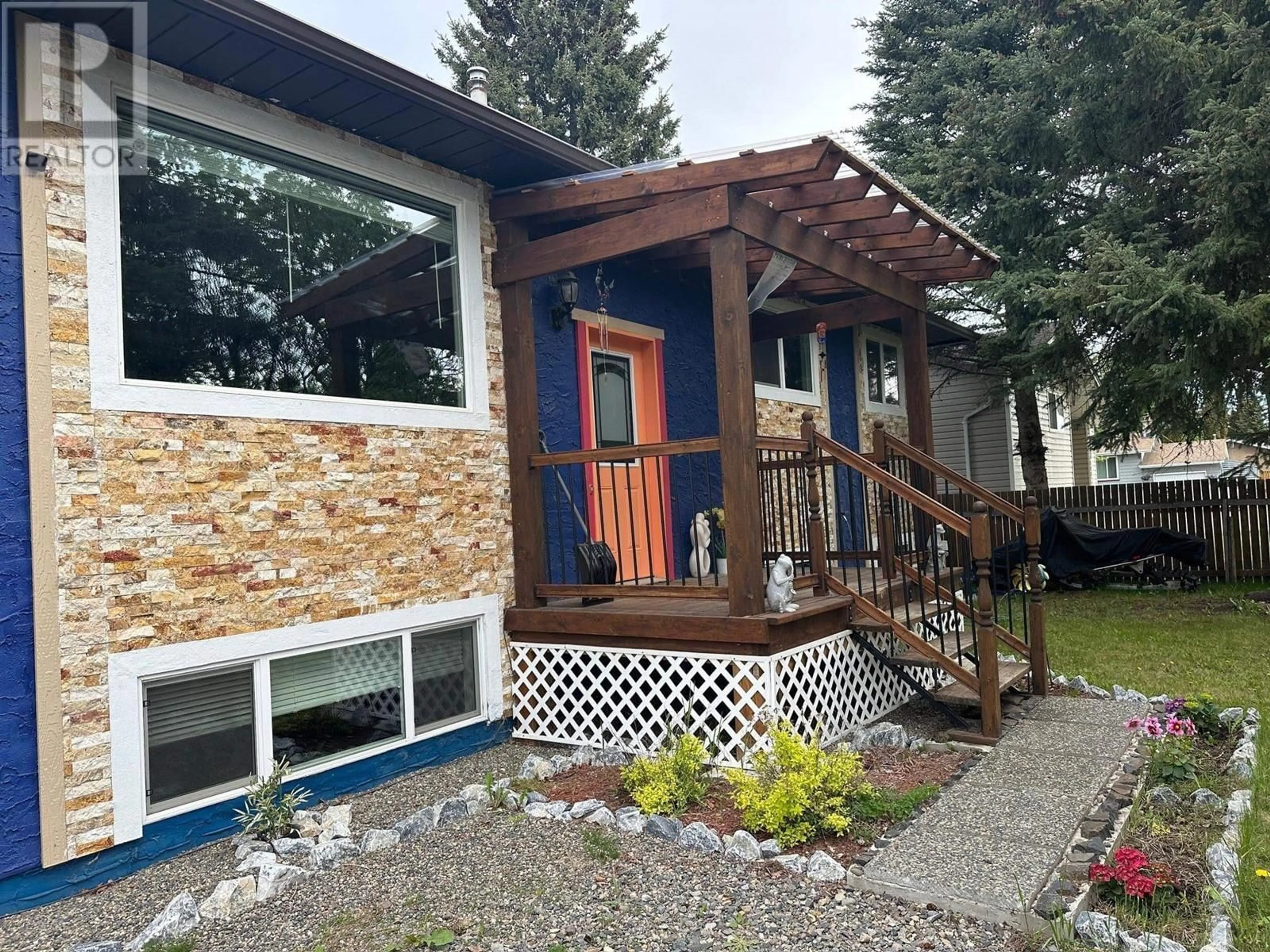 Home with vinyl exterior material, street for 2887 VICTORIA STREET, Vanderhoof British Columbia V0J3A0