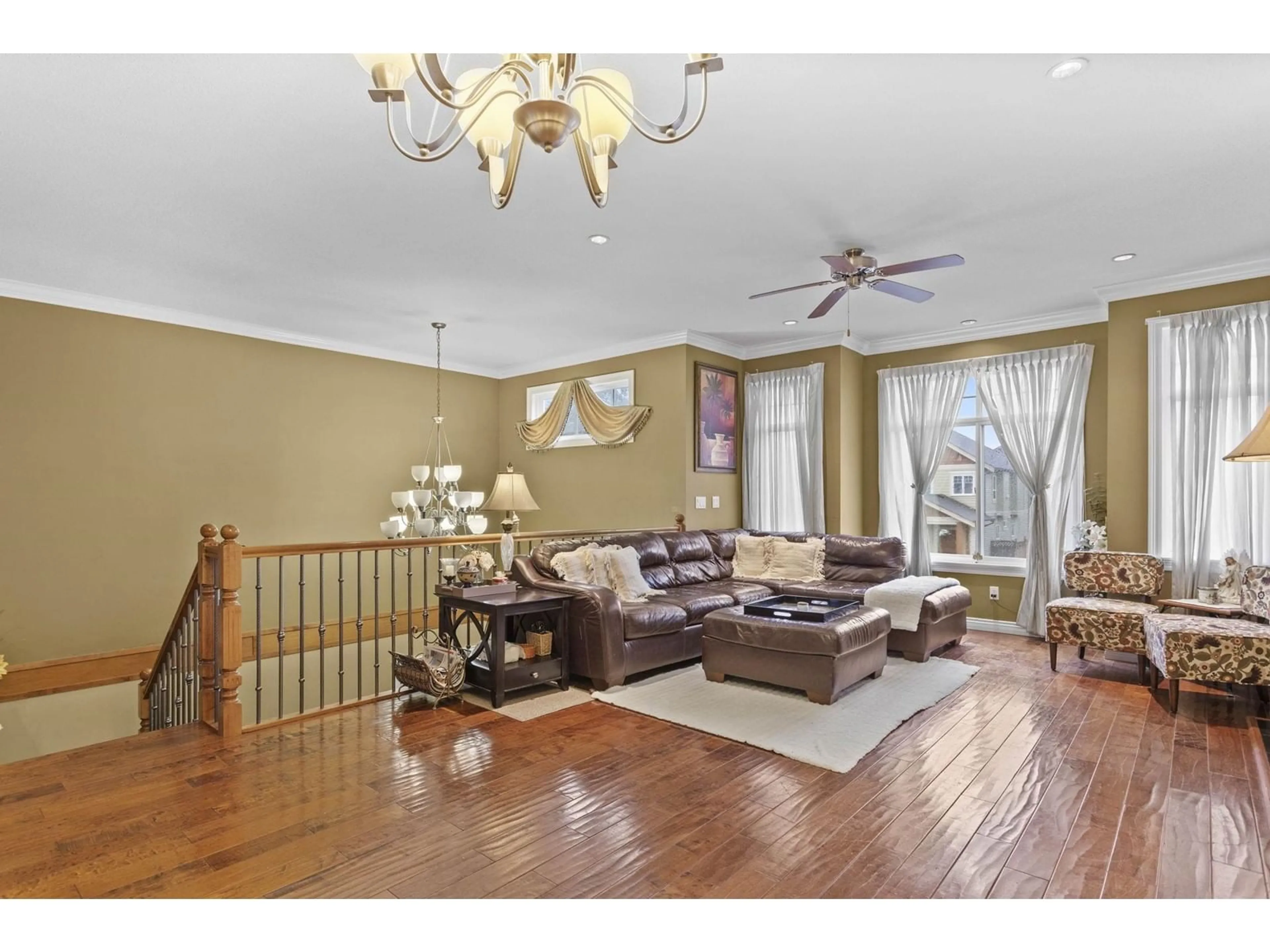 Living room with furniture, wood/laminate floor for 32923 EGGLESTONE, Mission British Columbia V2V7P9