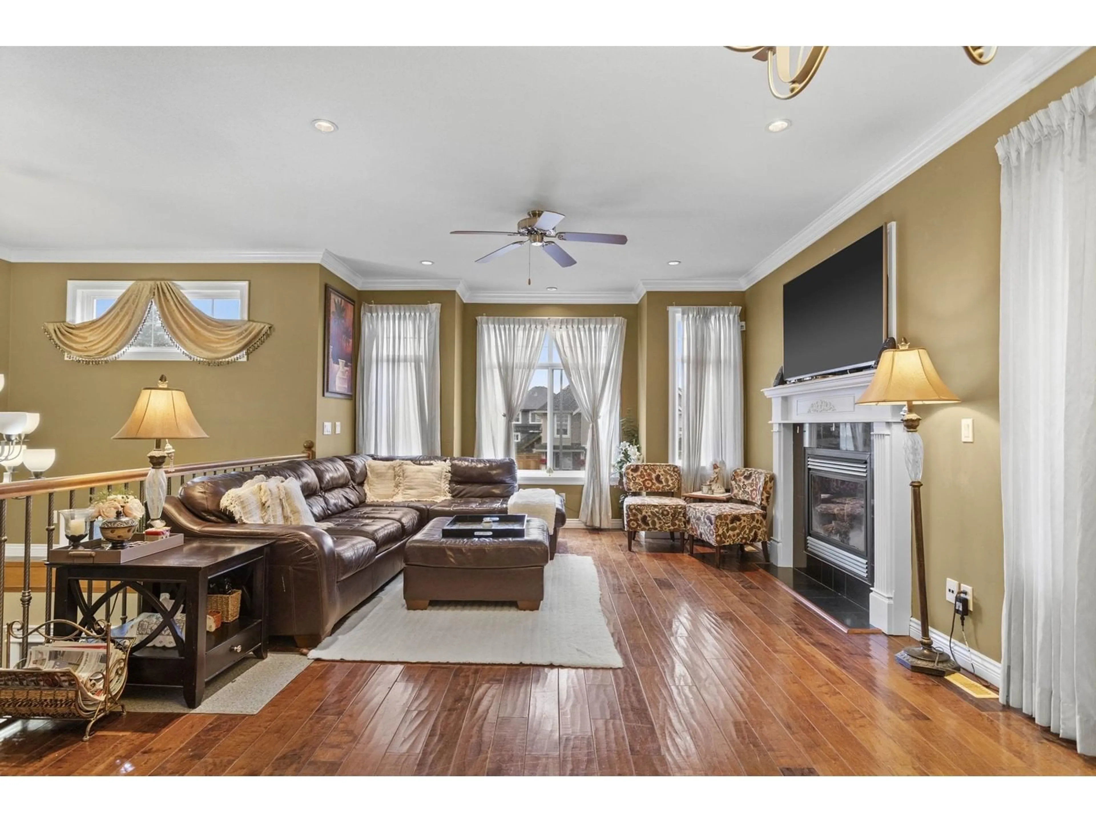 Living room with furniture, wood/laminate floor for 32923 EGGLESTONE, Mission British Columbia V2V7P9