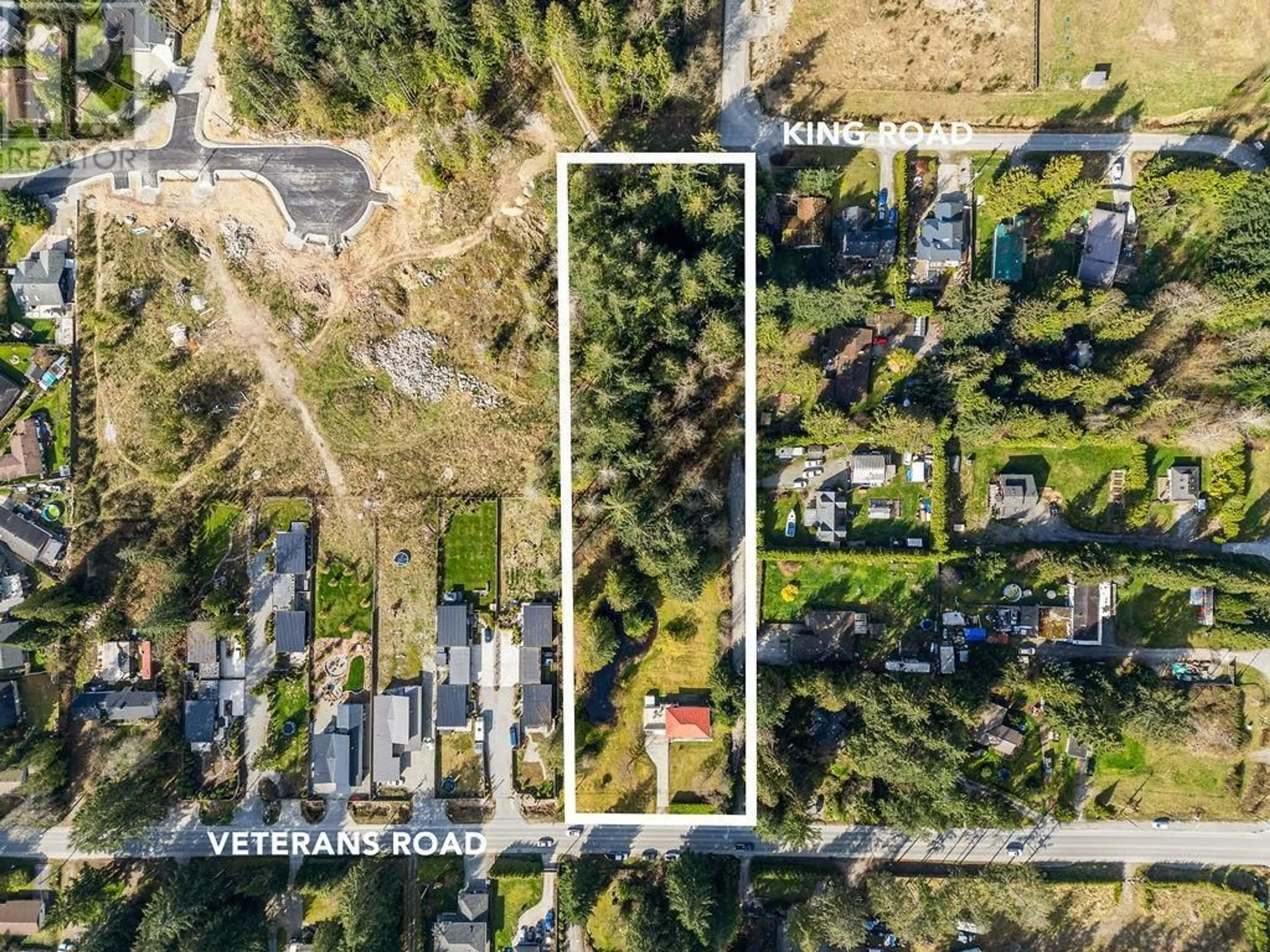 A pic from outside/outdoor area/front of a property/back of a property/a pic from drone, street for 593 VETERANS ROAD, Gibsons British Columbia V0N1V4