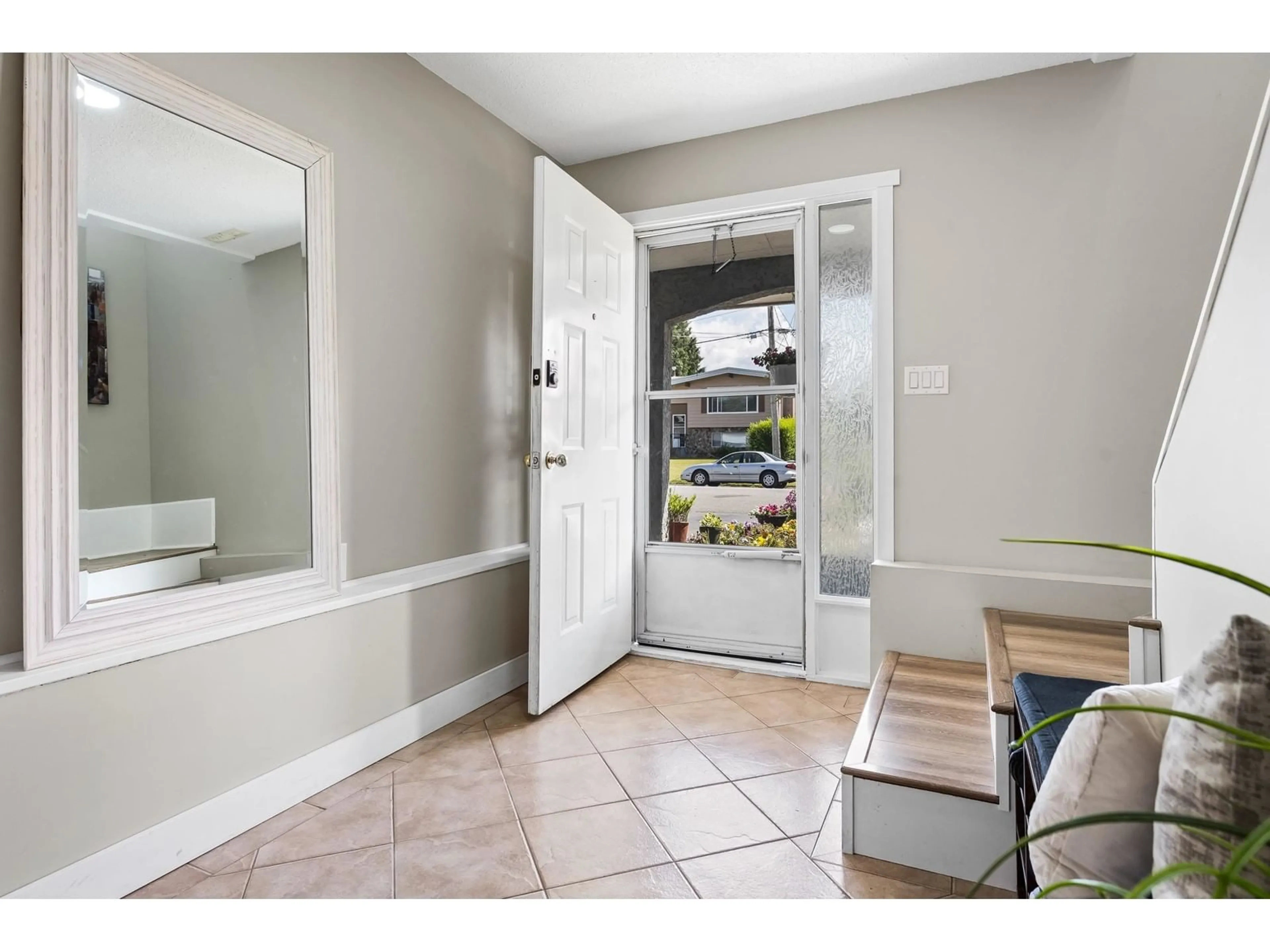 Indoor entryway for 10025 DUBLIN DRIVE, Chilliwack British Columbia V2P3R1