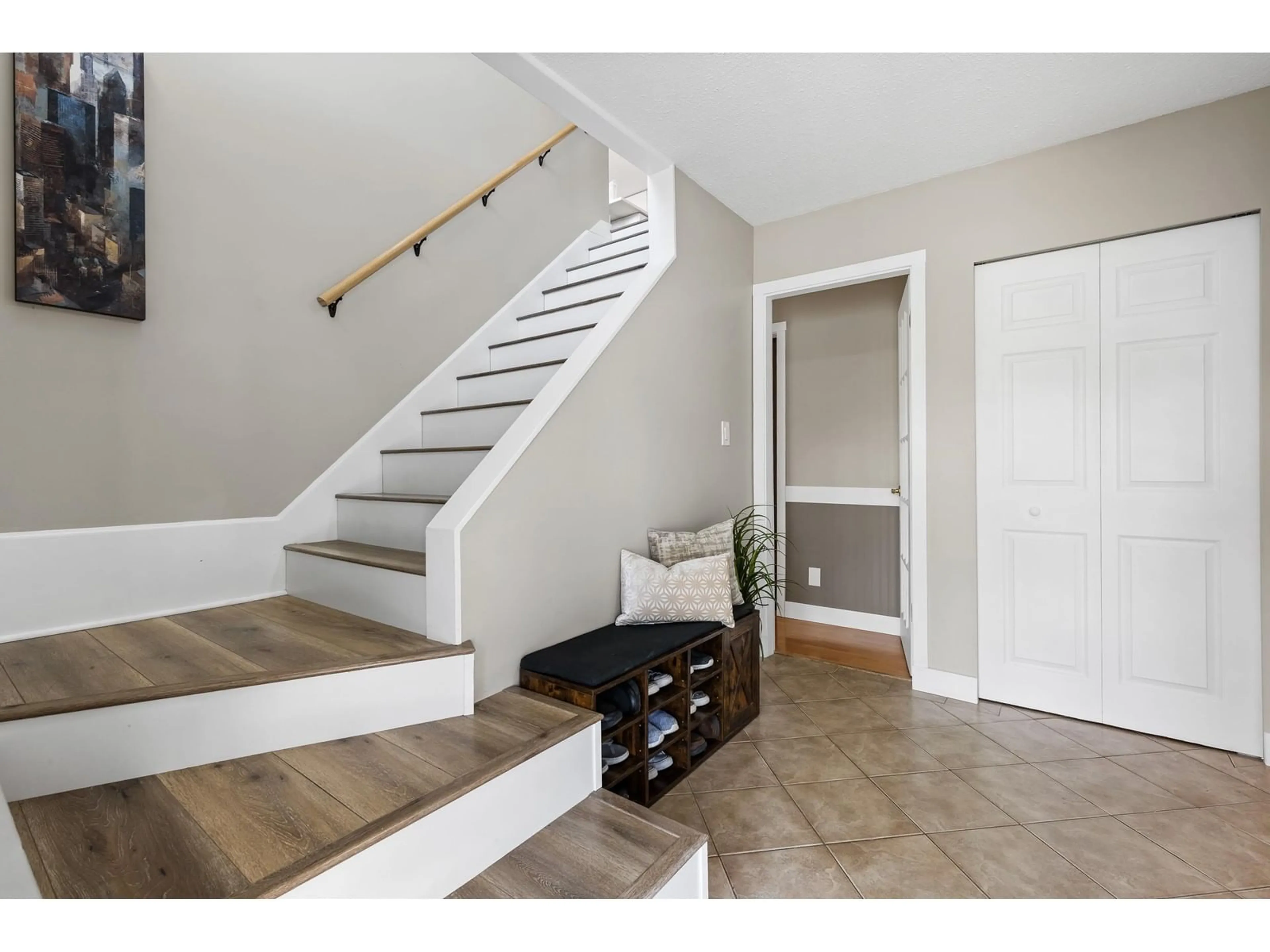 Indoor entryway for 10025 DUBLIN DRIVE, Chilliwack British Columbia V2P3R1