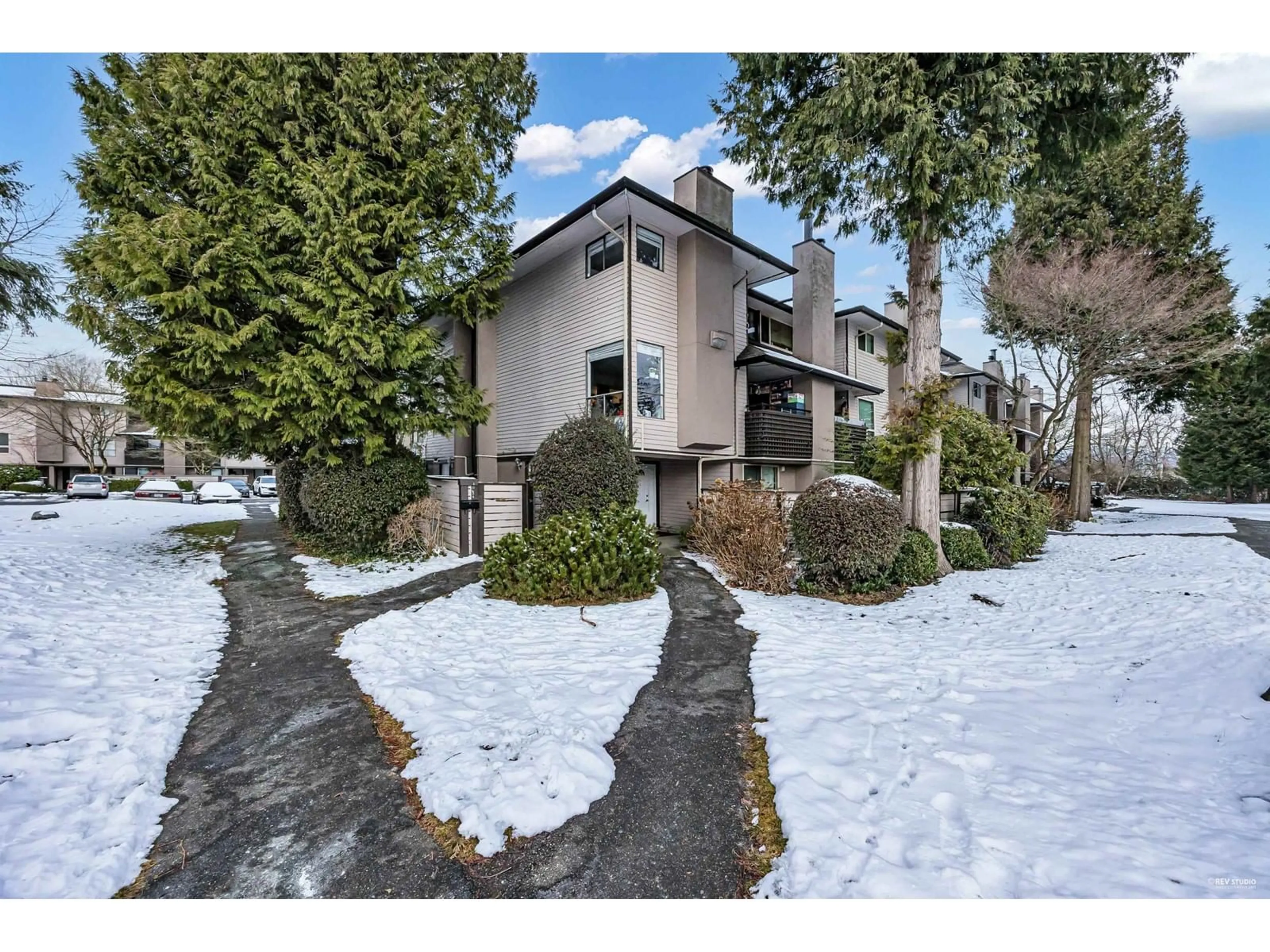 A pic from outside/outdoor area/front of a property/back of a property/a pic from drone, unknown for 10600 HOLLY PARK, Surrey British Columbia V3R6X9