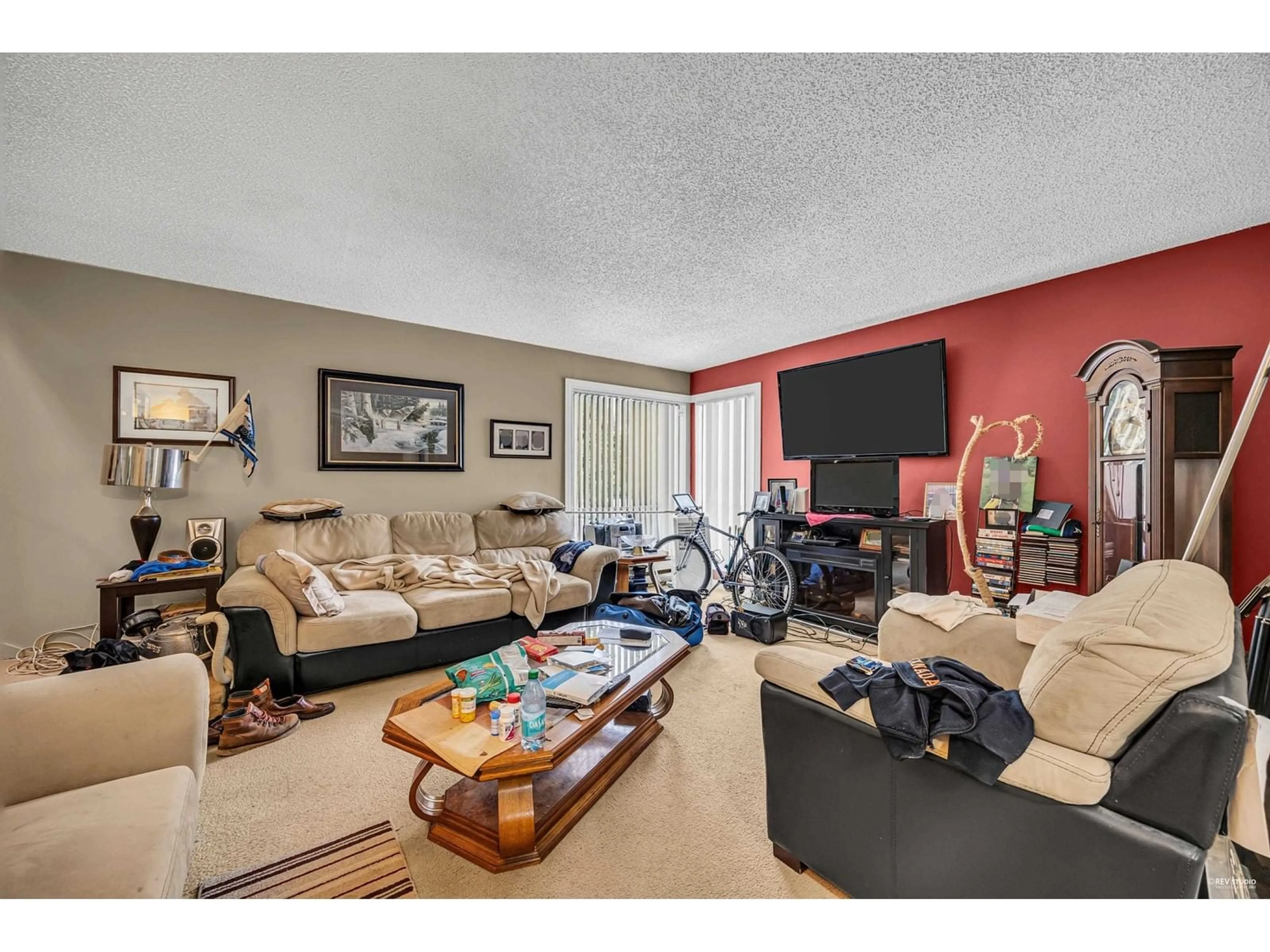 Living room with furniture, unknown for 10600 HOLLY PARK, Surrey British Columbia V3R6X9