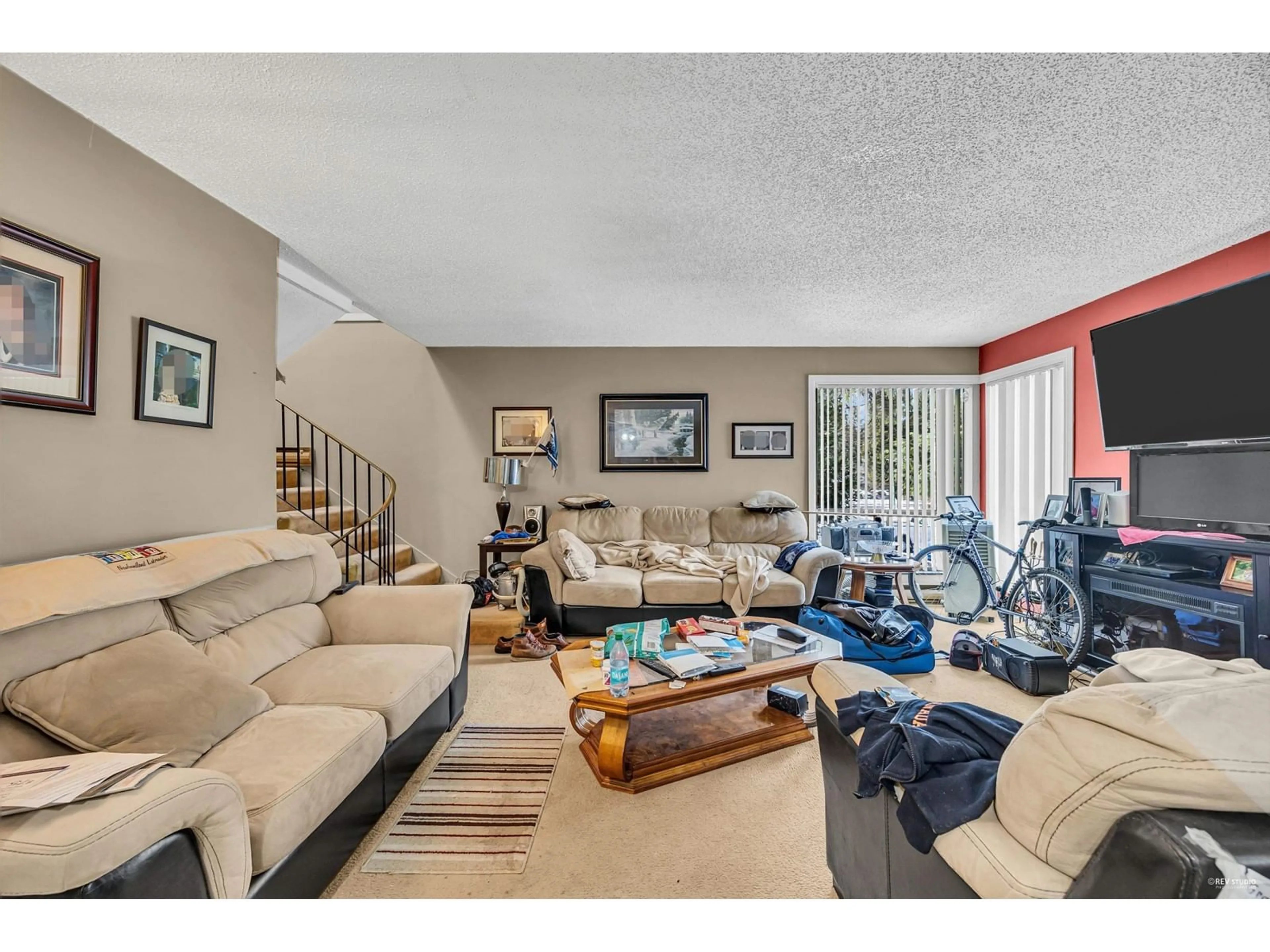 Living room with furniture, unknown for 10600 HOLLY PARK, Surrey British Columbia V3R6X9