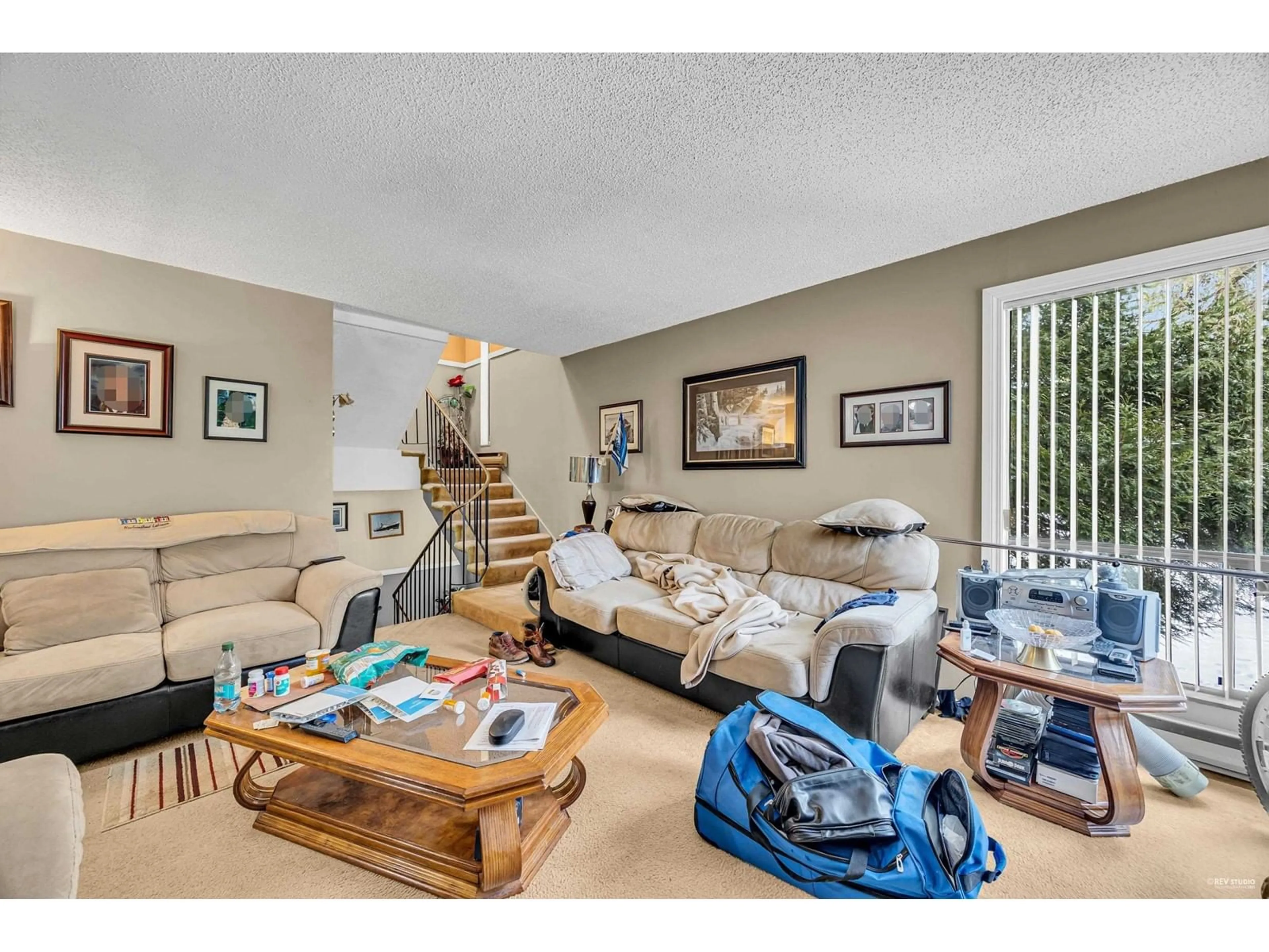 Living room with furniture, unknown for 10600 HOLLY PARK, Surrey British Columbia V3R6X9