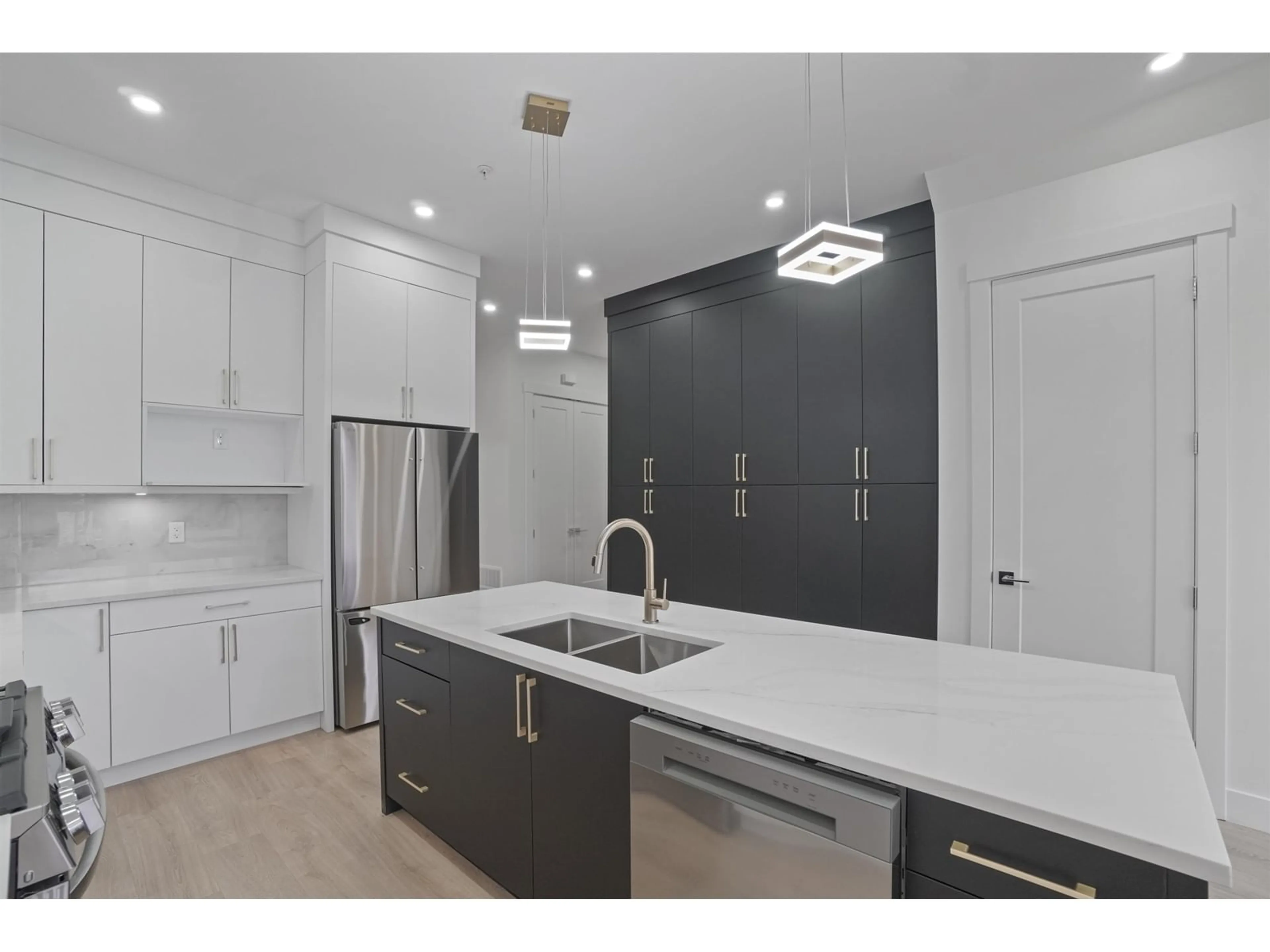 Open concept kitchen, ceramic/tile floor for 20545 74B, Langley British Columbia V2Y3S8