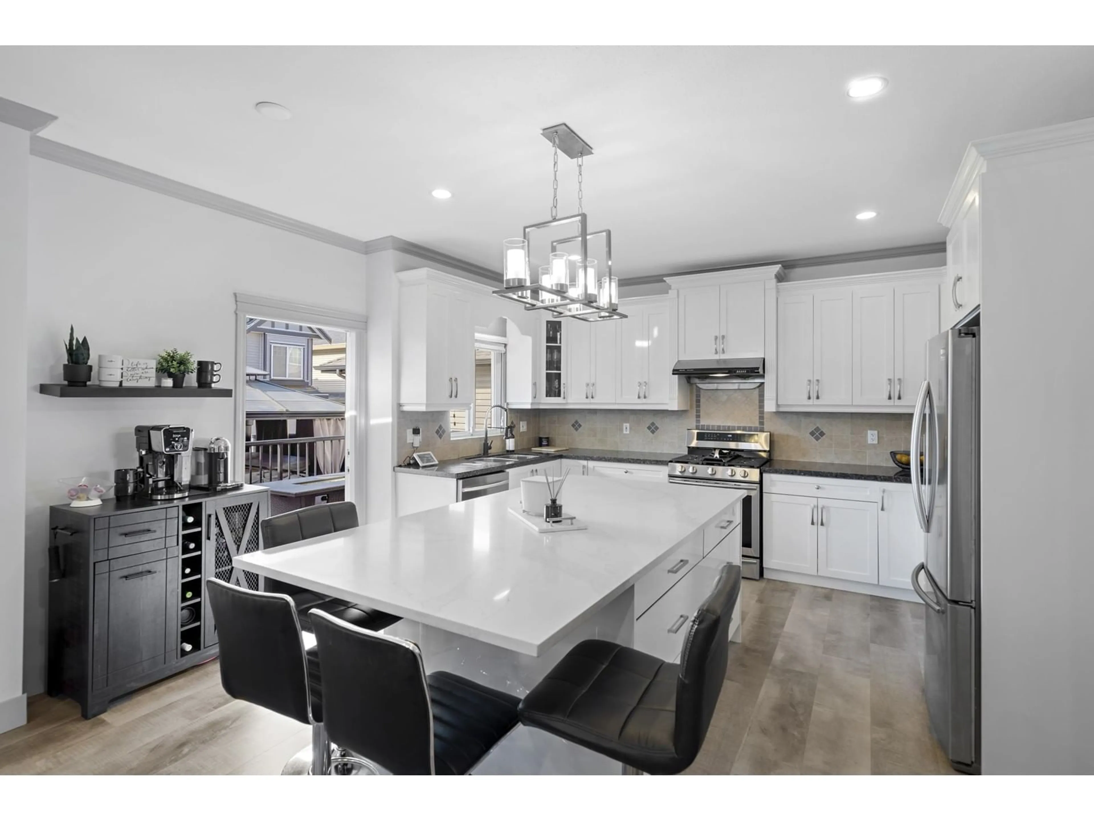 Open concept kitchen, ceramic/tile floor for 19354 72A, Surrey British Columbia V4N5X9