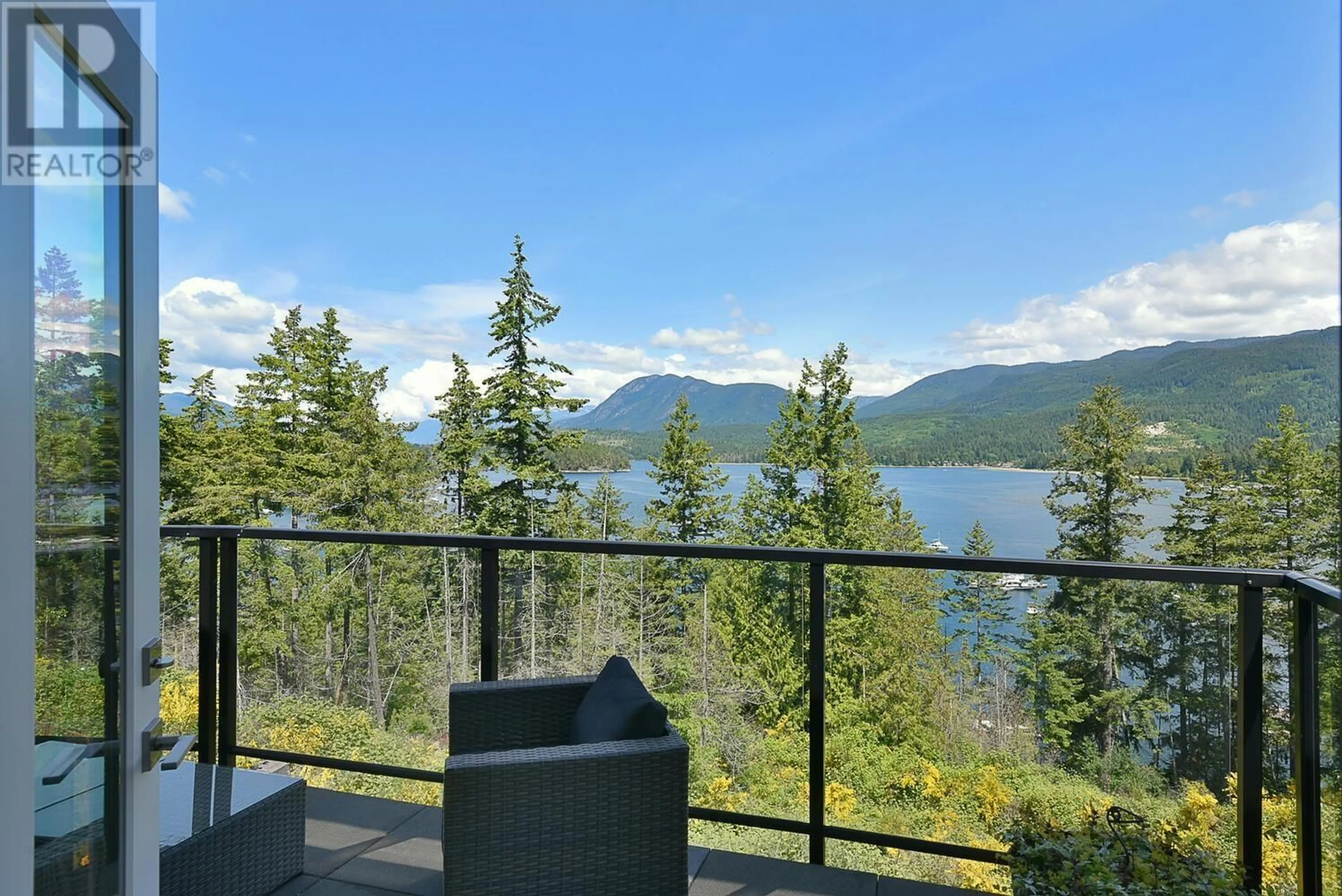Patio, water/lake/river/ocean view for 302 - 5780 MARINE WAY, Sechelt British Columbia V7Z0L8