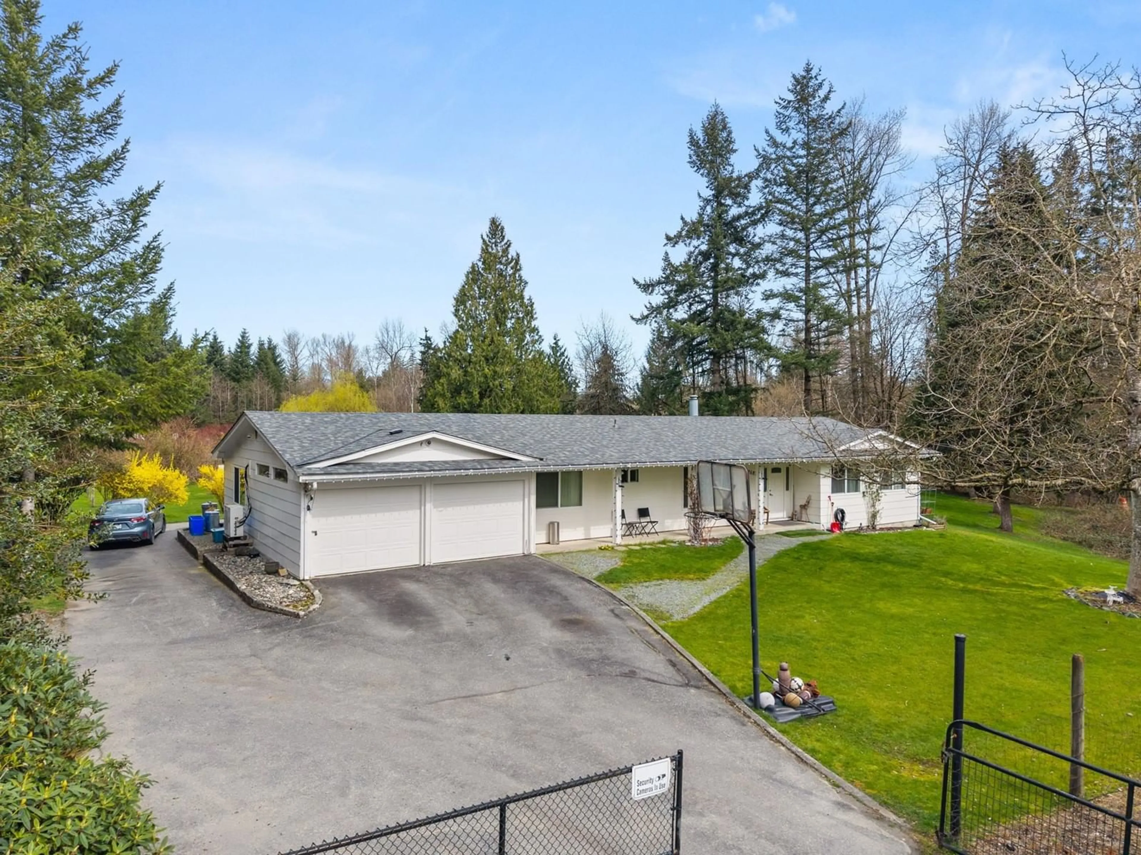 A pic from outside/outdoor area/front of a property/back of a property/a pic from drone, unknown for 26871 58, Langley British Columbia V4W1V6