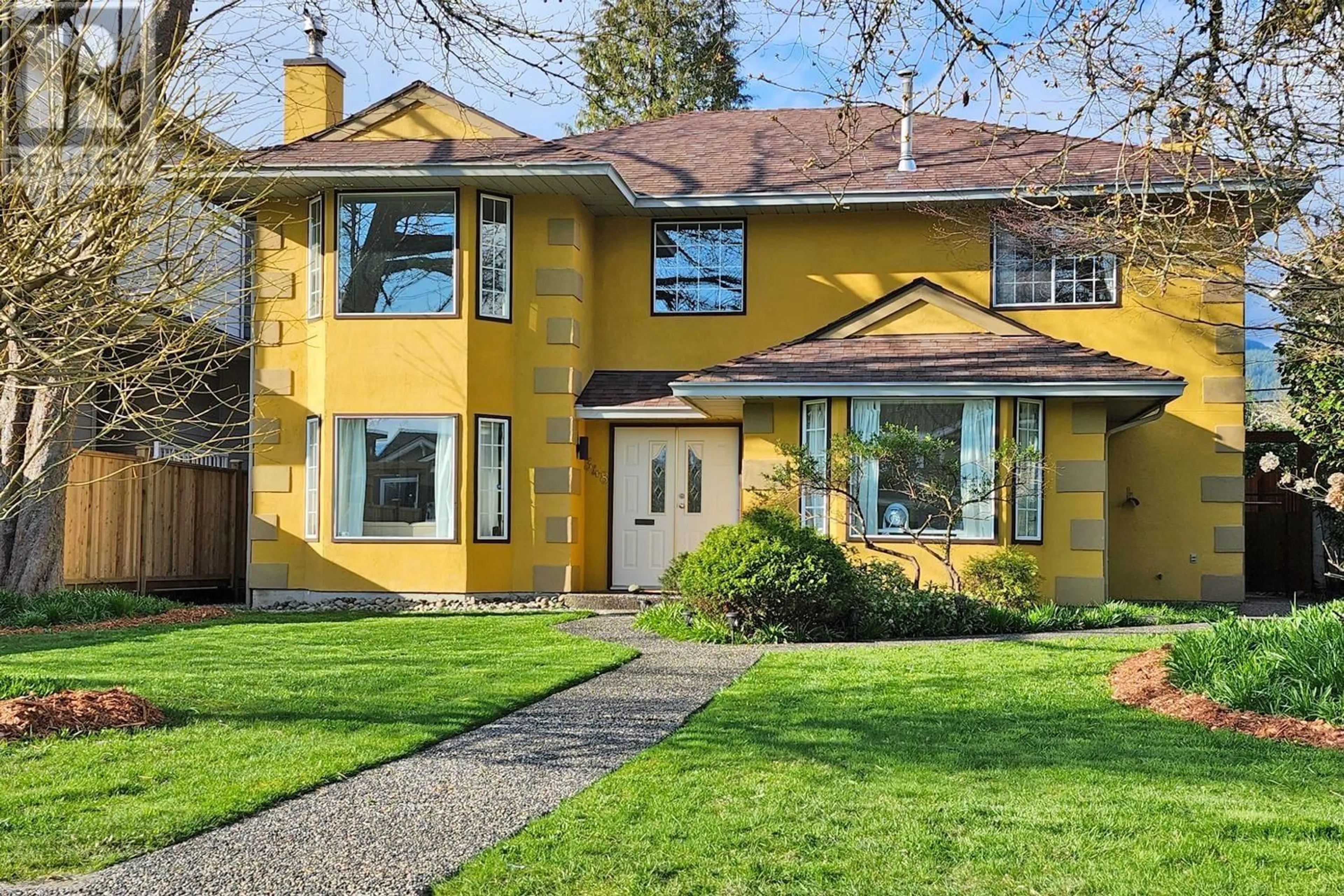 Home with vinyl exterior material, street for 348 17 STREET, North Vancouver British Columbia V7L2V9