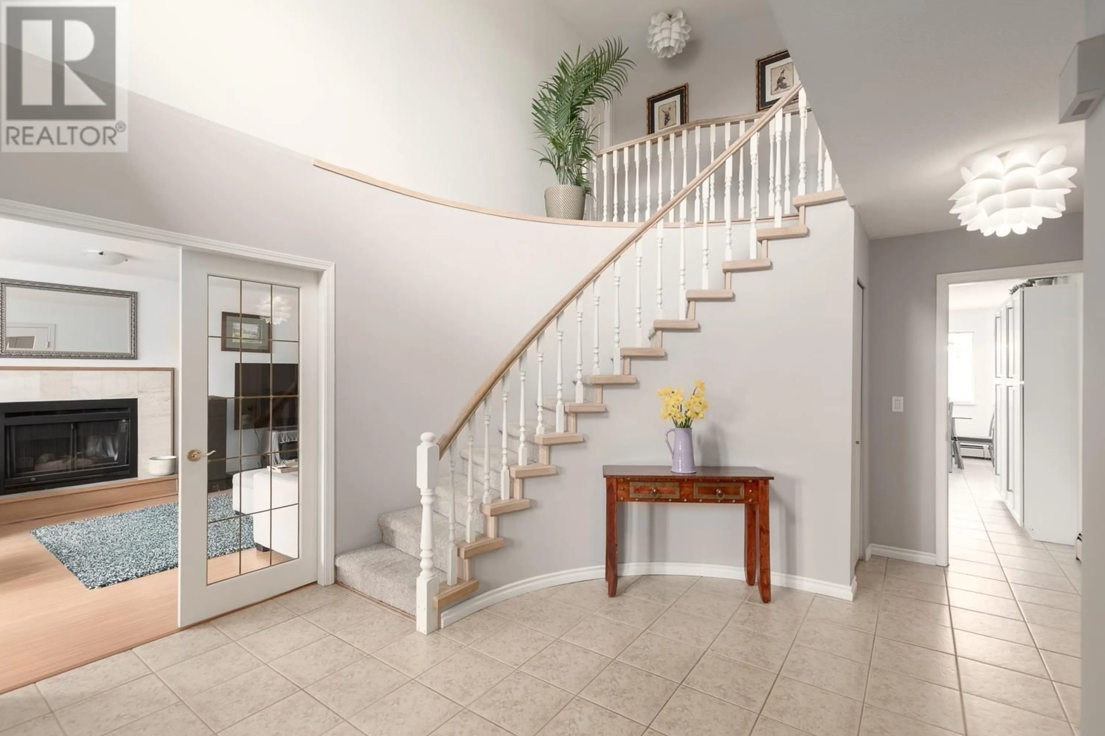 Indoor entryway for 348 17 STREET, North Vancouver British Columbia V7L2V9