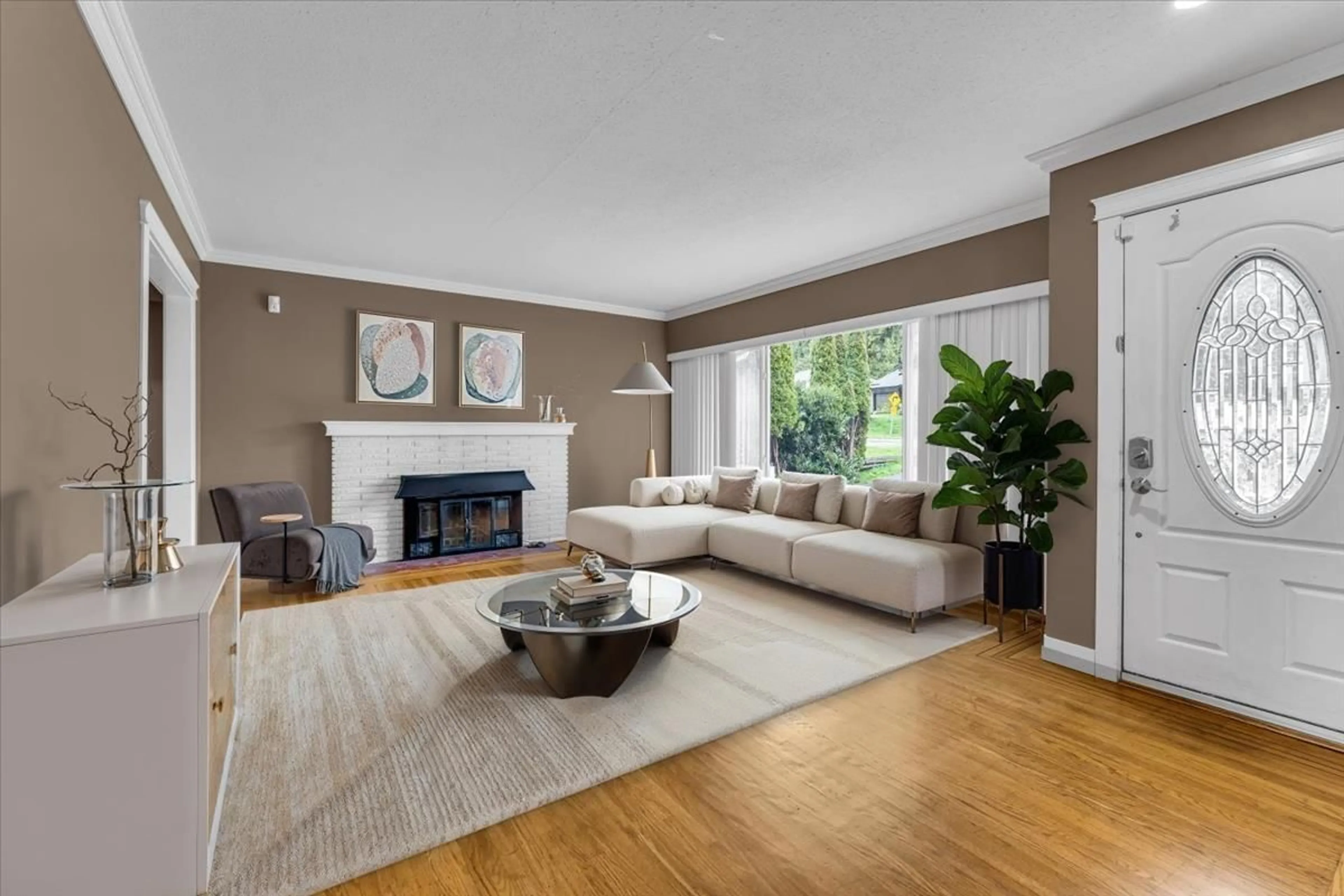 Living room with furniture, unknown for 11337 LANSDOWNE, Surrey British Columbia V3R4Z8