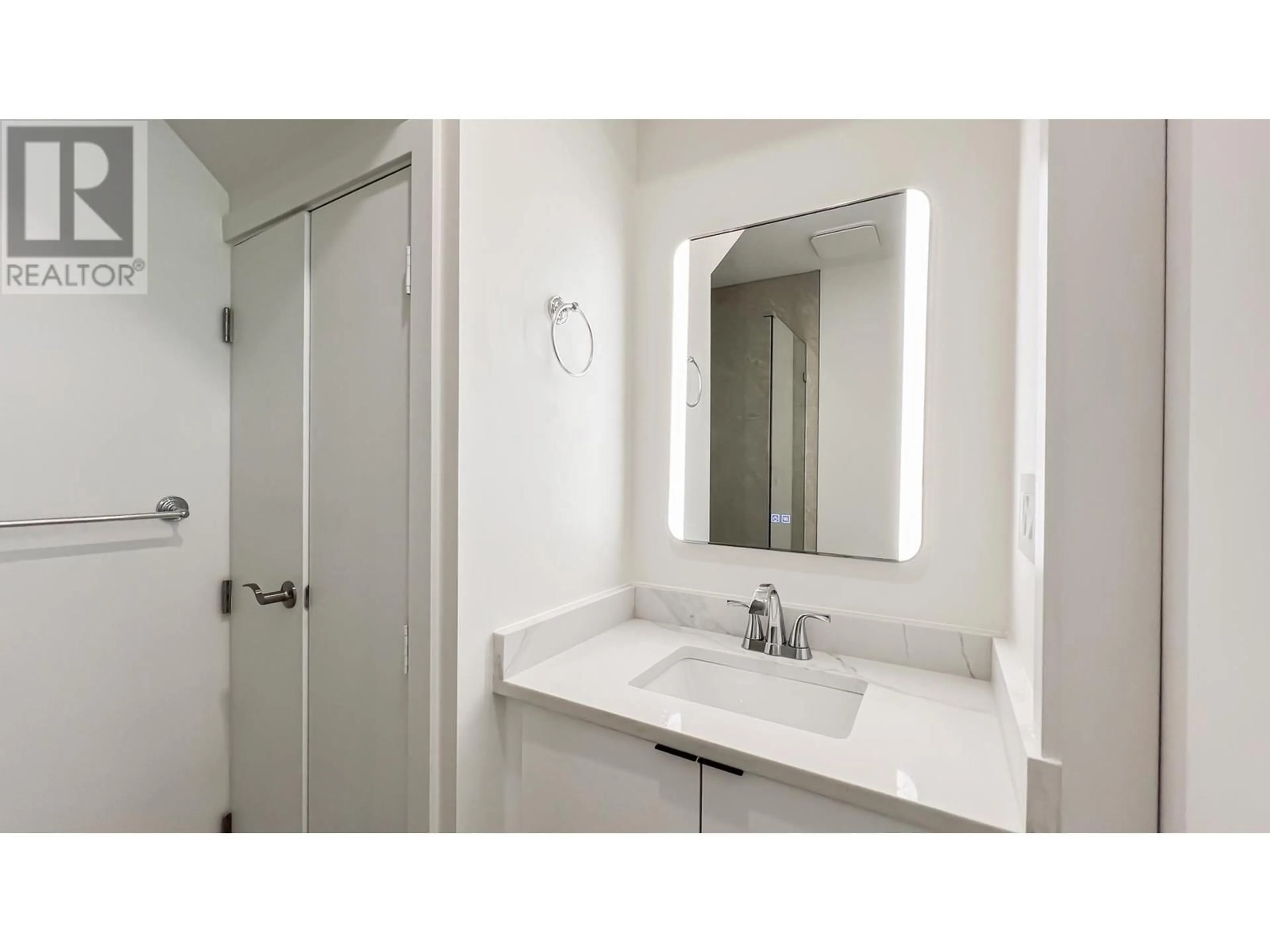 Standard bathroom, ceramic/tile floor for 1157 KEEFER STREET, Vancouver British Columbia V6A1Z2