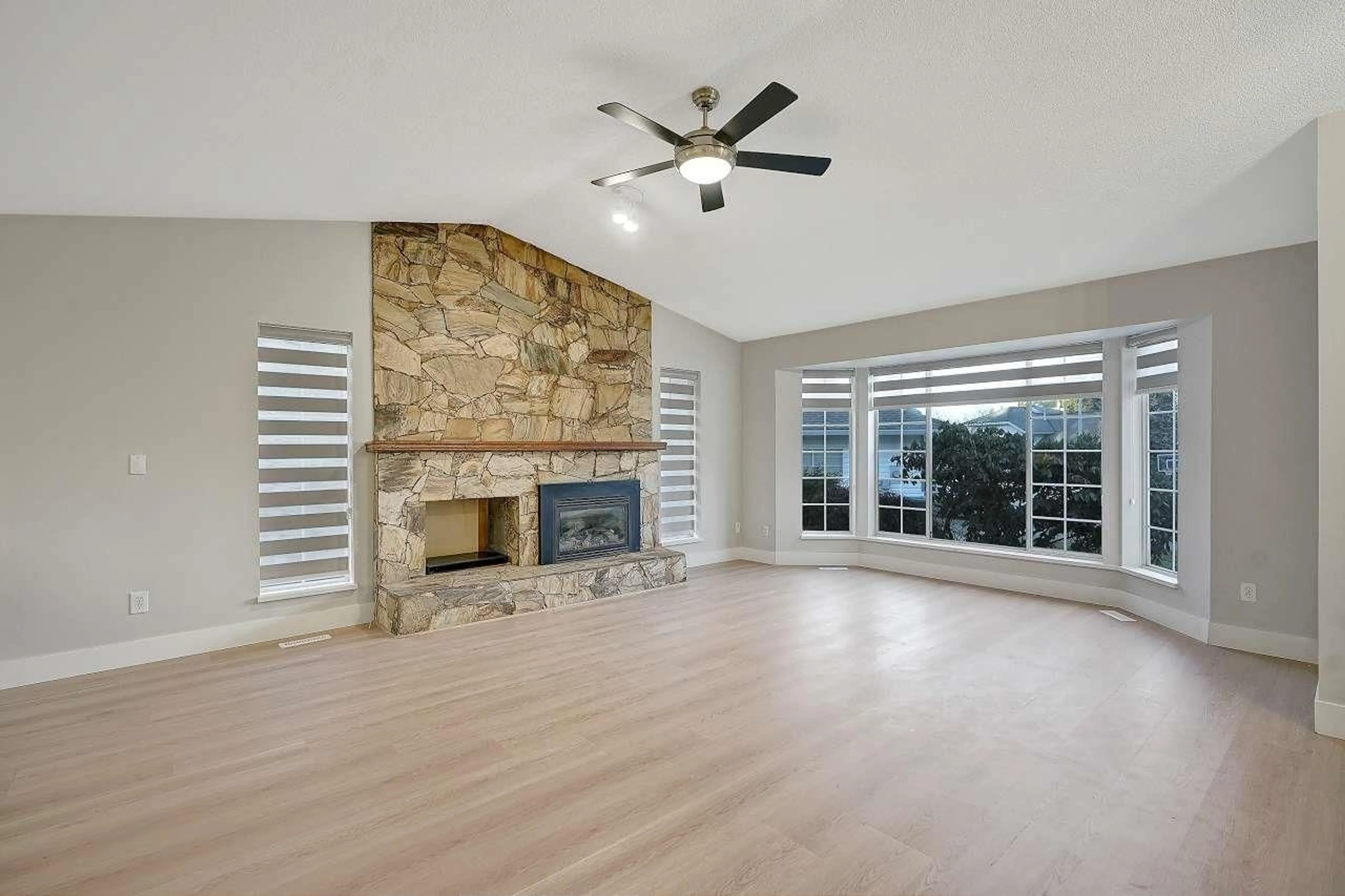 Living room with furniture, unknown for 13446 60A, Surrey British Columbia V3X1M1