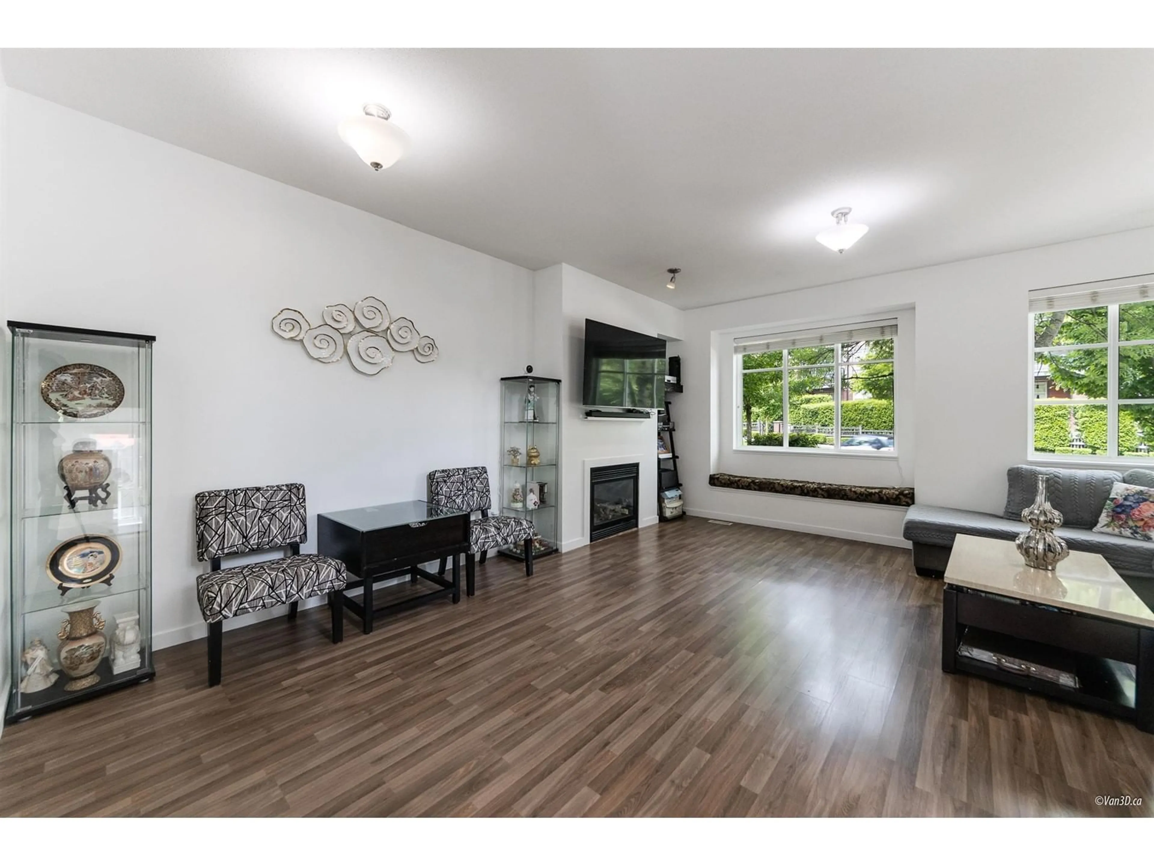 Living room with furniture, wood/laminate floor for 6 - 6635 192, Surrey British Columbia V4N5T9