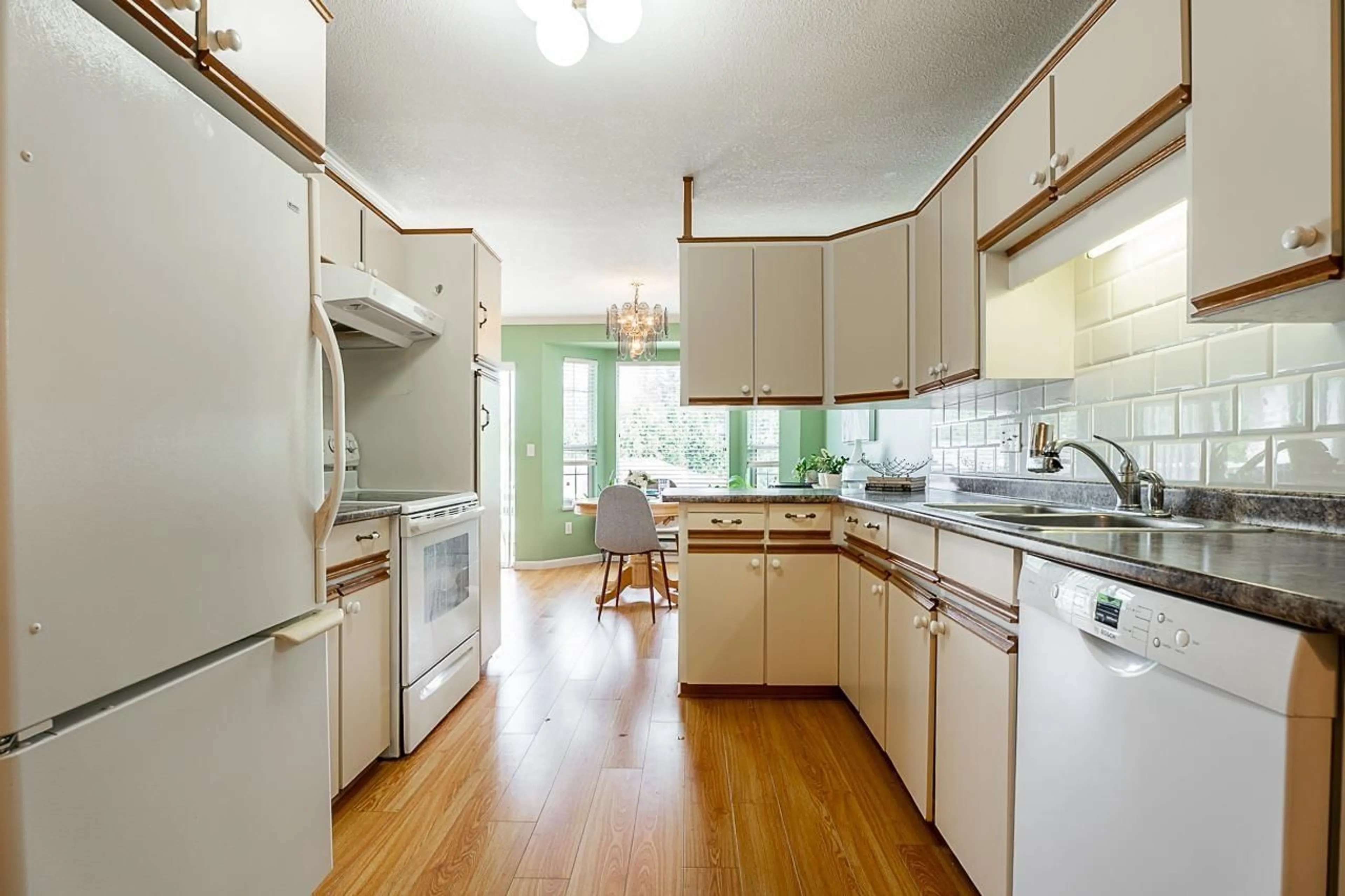 Standard kitchen, wood/laminate floor for 6 - 33123 GEORGE FERGUSON, Abbotsford British Columbia V2S2L6