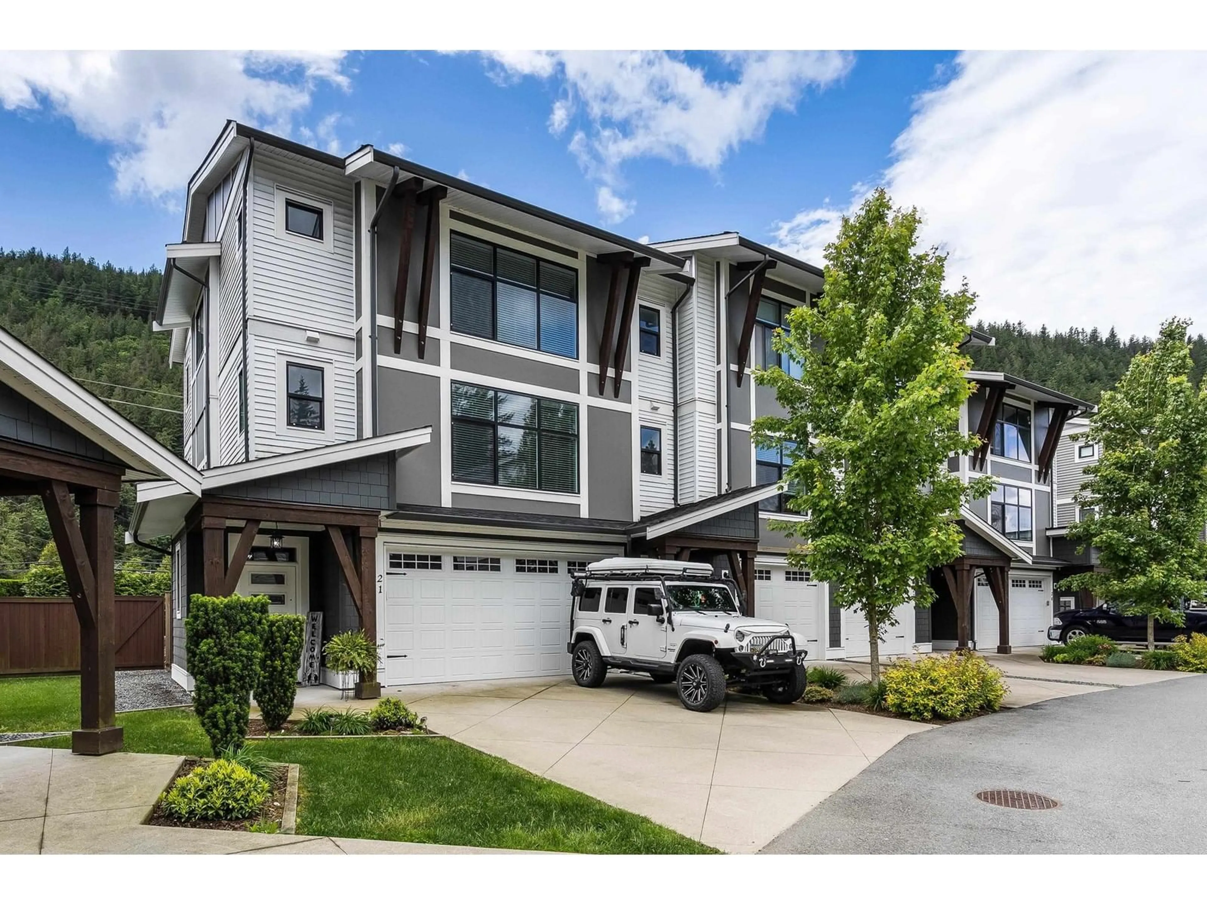 Home with vinyl exterior material, street for 21 - 386 PINE AVENUE, Harrison Hot Springs British Columbia V0M1K0